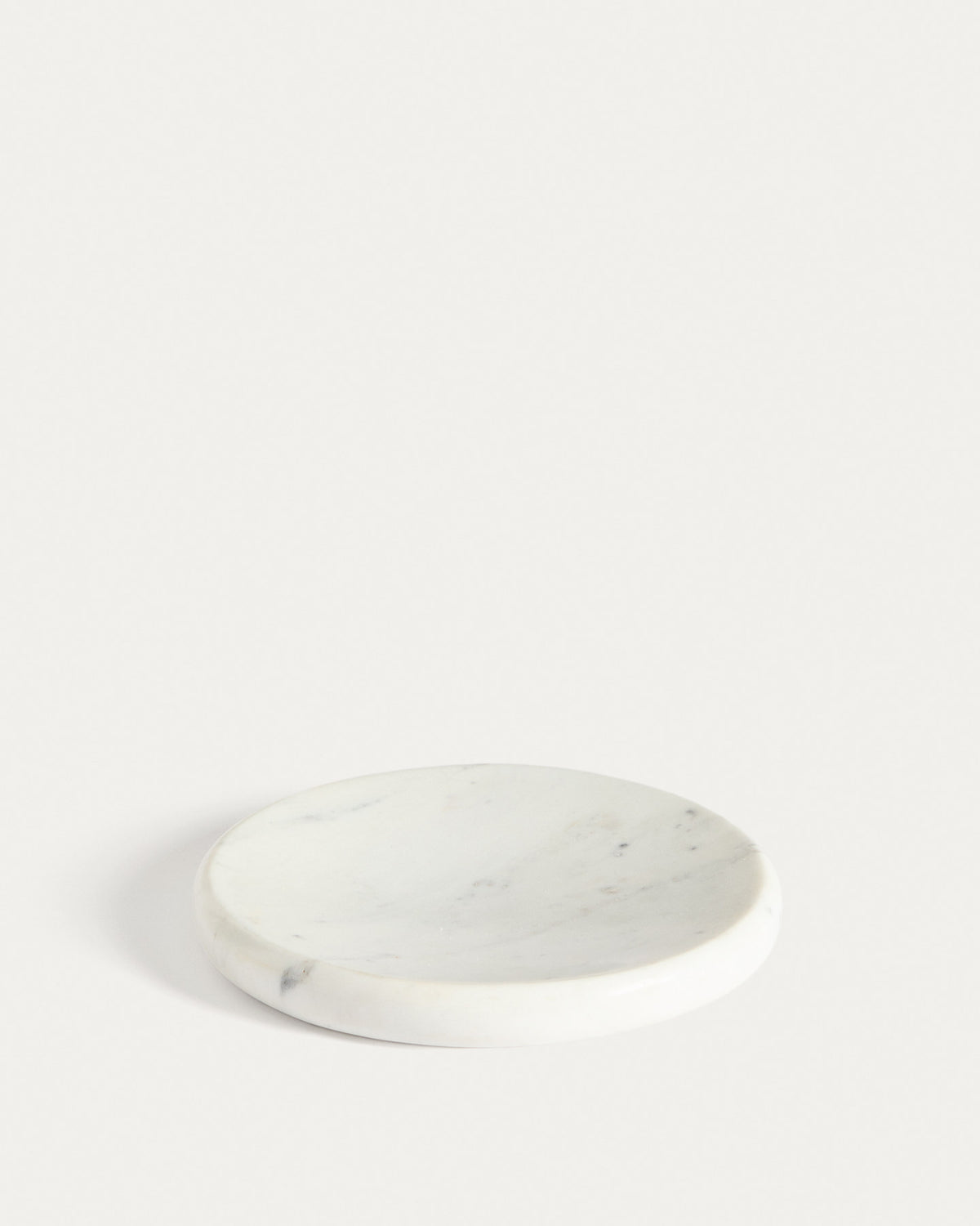 Tablett Obena aus weissem Marmor, Ø 25 cm in Weiss präsentiert im Onlineshop von KAQTU Design AG. Tablett ist von Kave Home