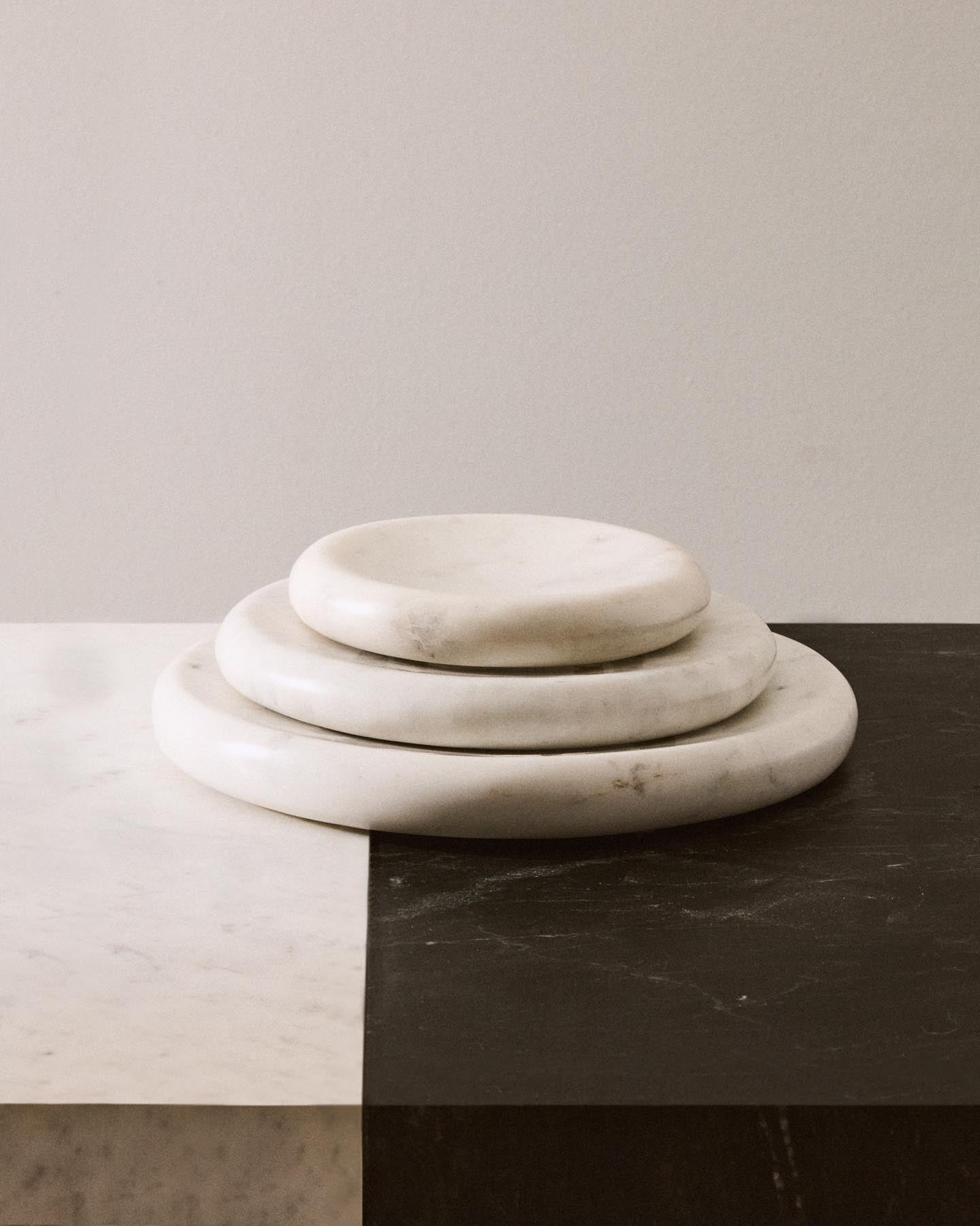 Tablett Obena aus weißem Marmor, Ø 25 cm in Weiß präsentiert im Onlineshop von KAQTU Design AG. Tablett ist von Kave Home