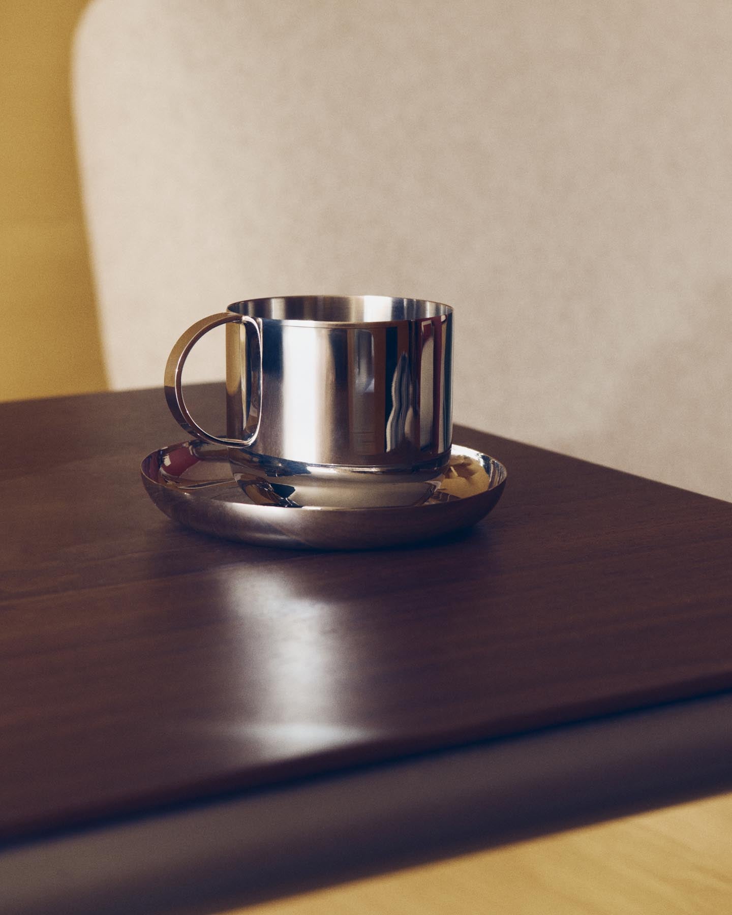 Set Nirela aus 2 Edelstahl-Tassen in Silber präsentiert im Onlineshop von KAQTU Design AG. Tasse ist von Kave Home