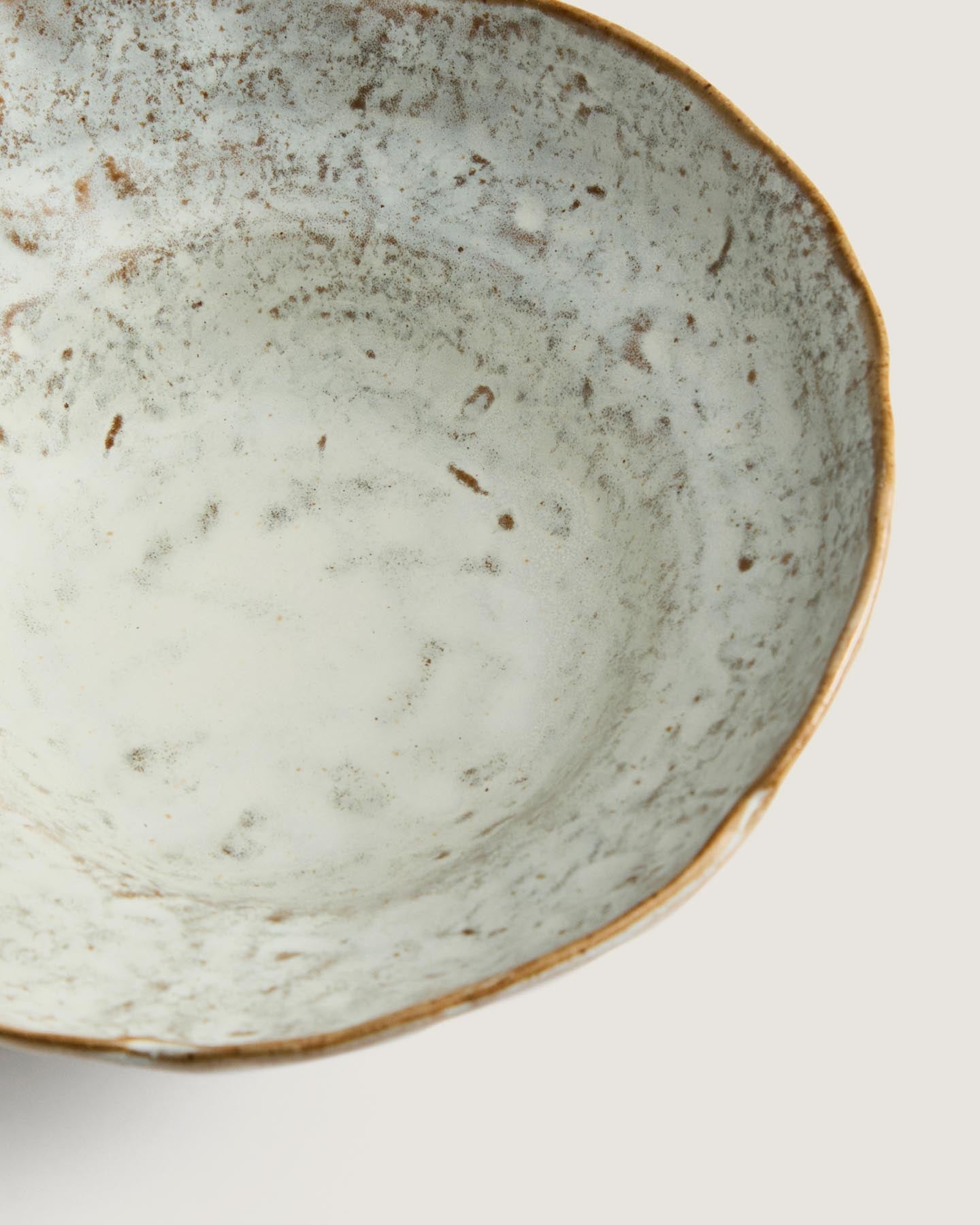 Tiefer Teller Alenia aus brauner Keramik in Hellgrün präsentiert im Onlineshop von KAQTU Design AG. Teller ist von Kave Home