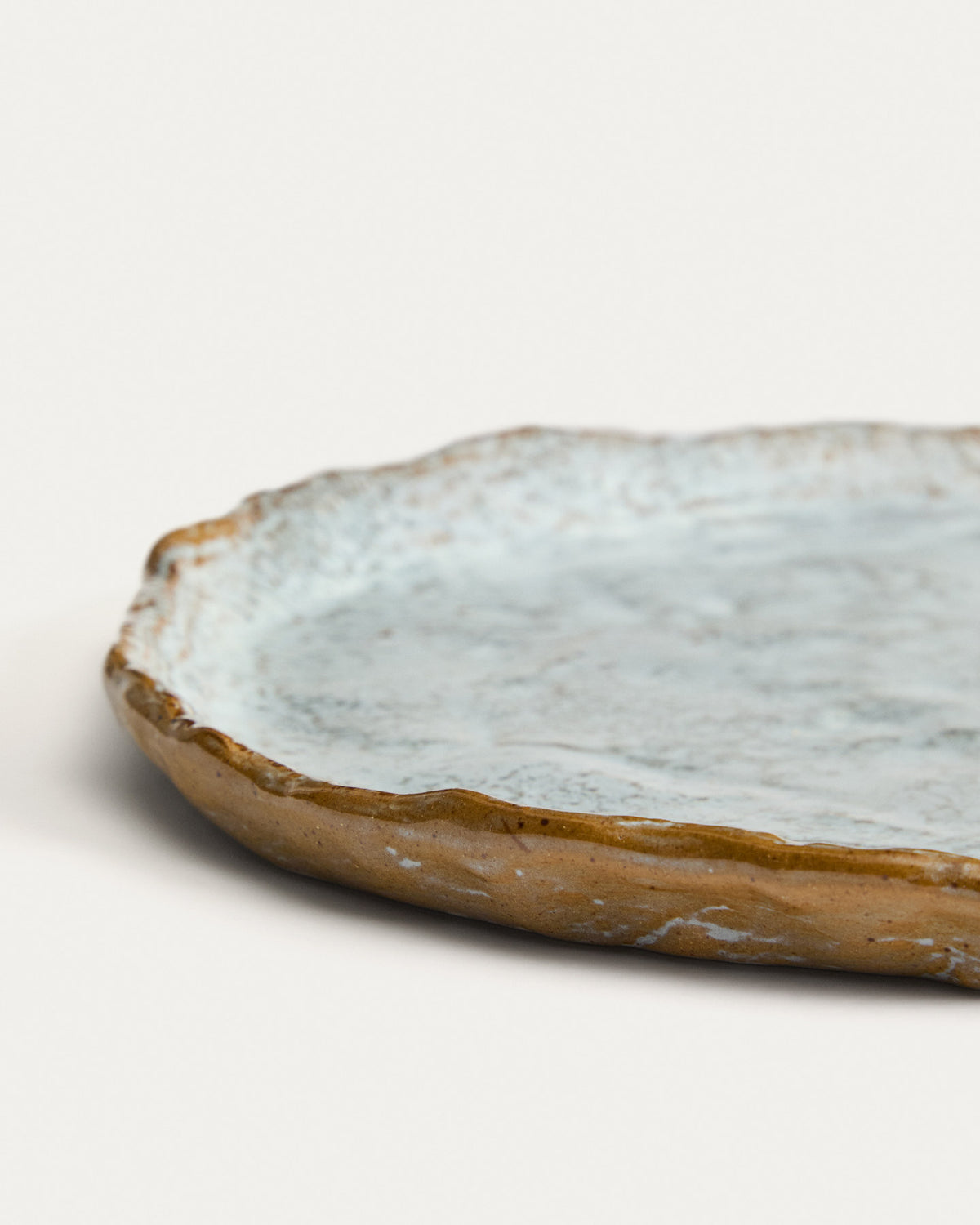 Flacher Teller Alenia aus brauner Keramik in Hellgrün, Braun präsentiert im Onlineshop von KAQTU Design AG. Teller ist von Kave Home