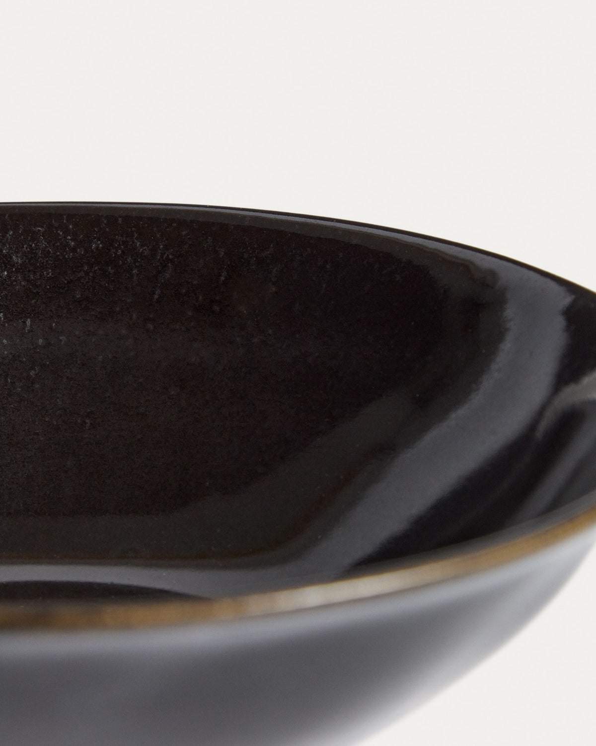 Tiefer Teller aus dunkelbrauner Keramik mit glänzender Oberfläche und runder Form, Durchmesser 27 cm, Höhe 9.5 cm.