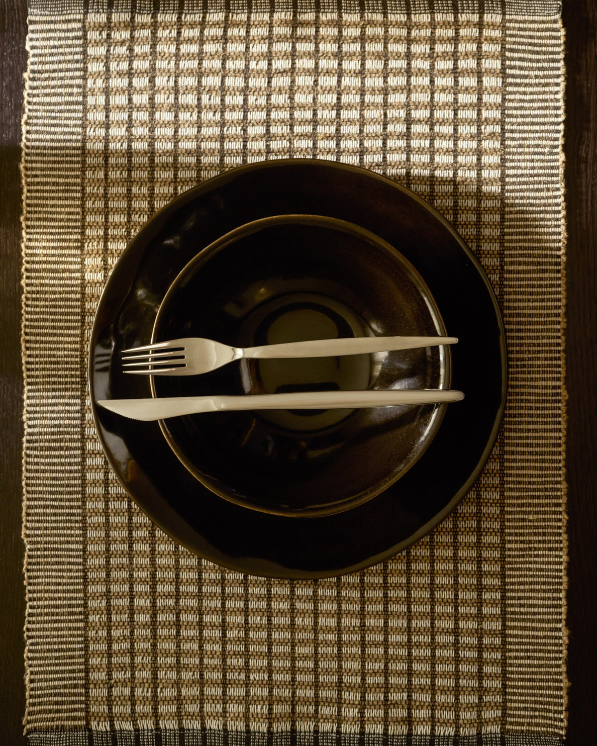 Tiefer Teller aus dunkelbrauner Keramik mit glänzender Oberfläche und runder Form, Durchmesser 27 cm, Höhe 9.5 cm.