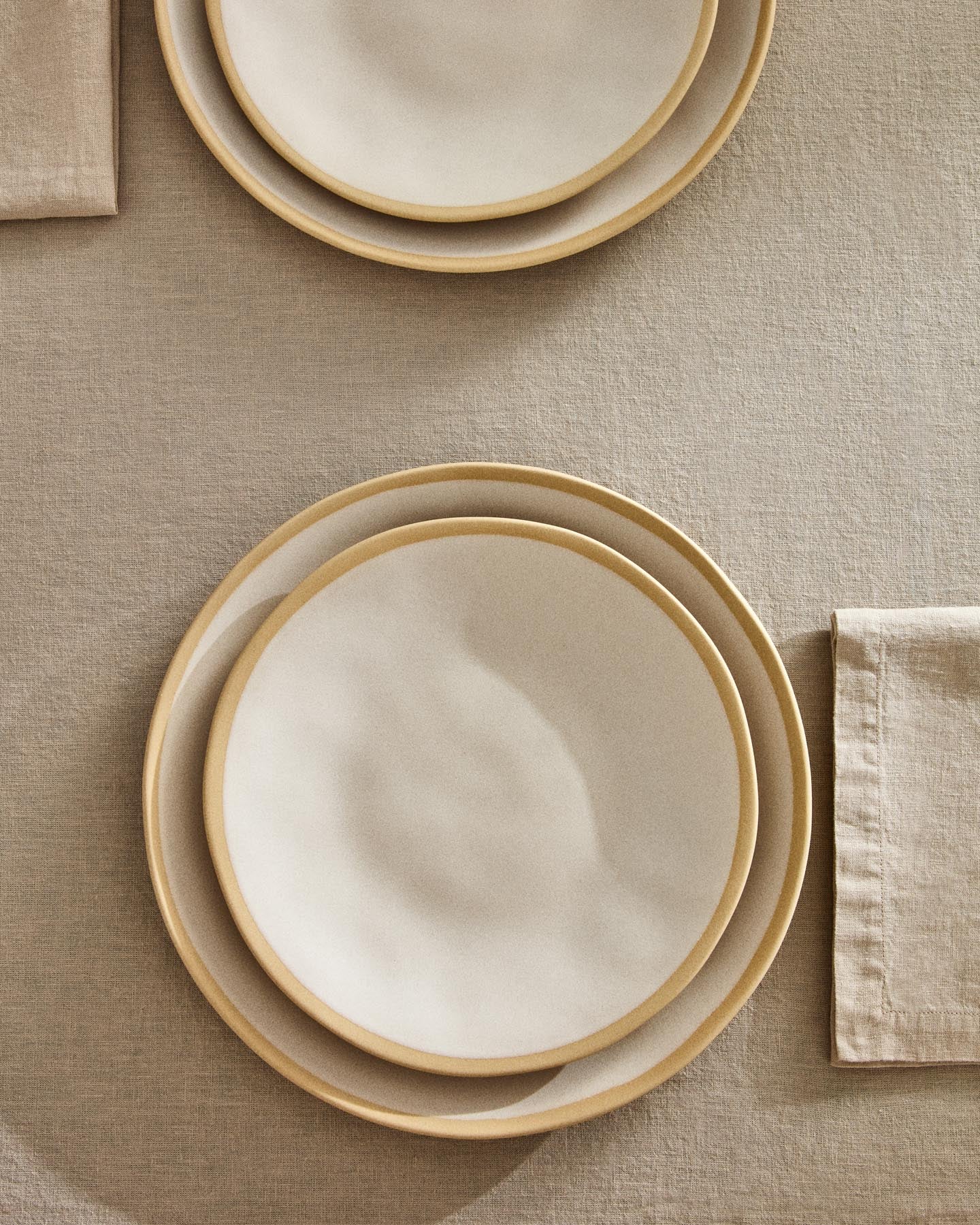 Dessertteller Azir aus Keramik in Beige in Weiß präsentiert im Onlineshop von KAQTU Design AG. Teller ist von Kave Home