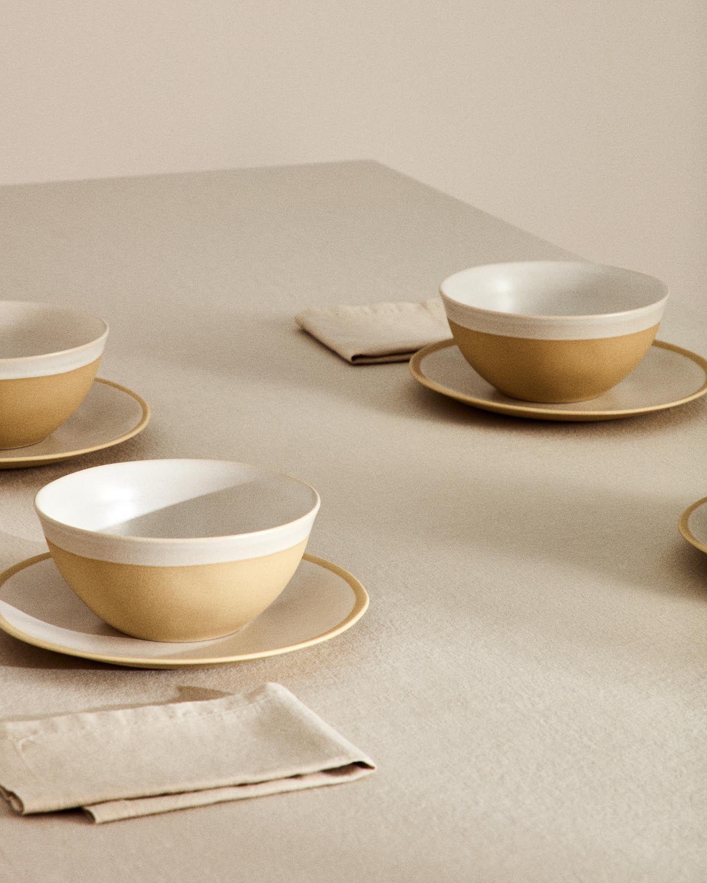 Schale Azir aus Keramik in Beige in Beige präsentiert im Onlineshop von KAQTU Design AG. Schale ist von Kave Home