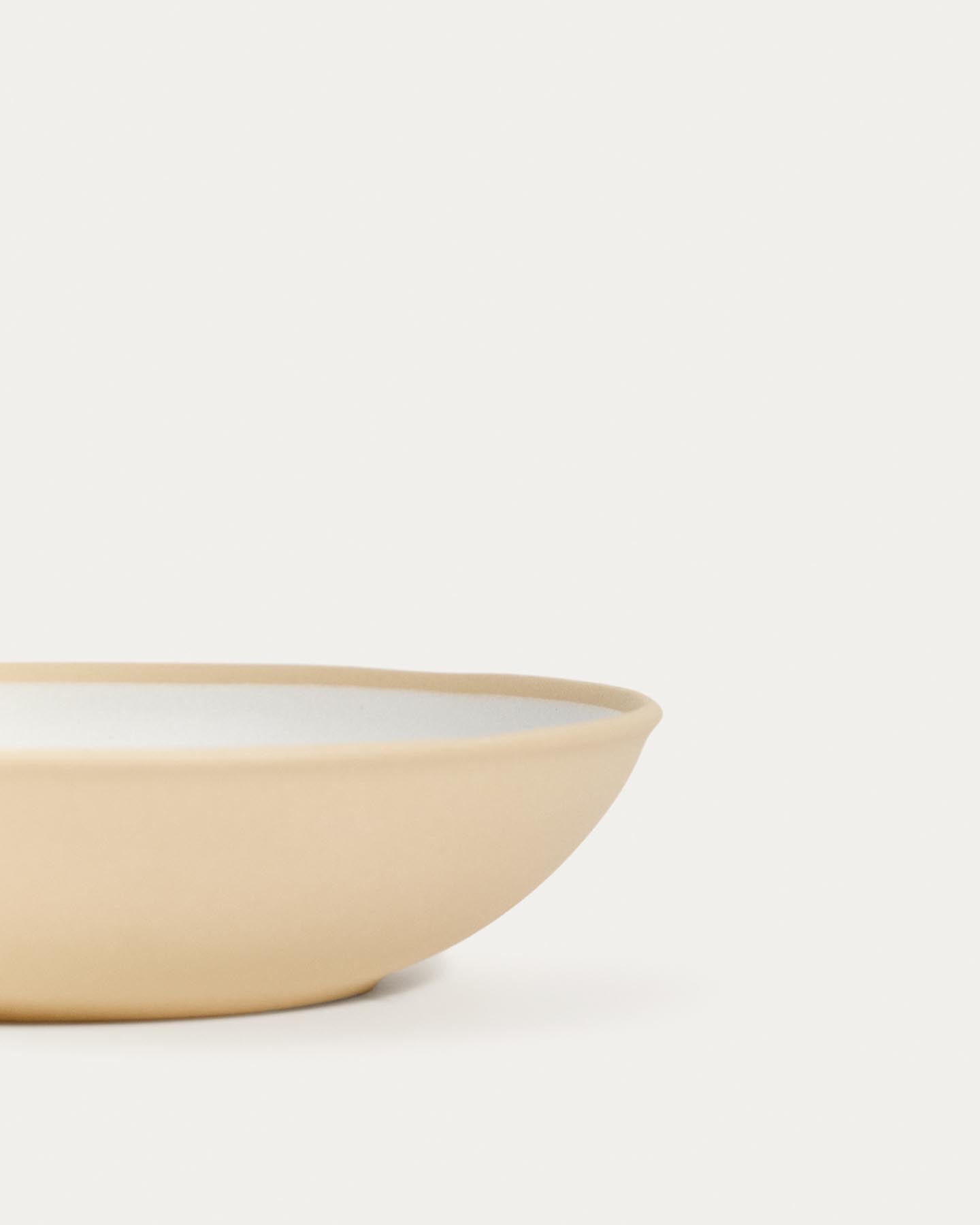 Tiefer Teller Azir aus Keramik in Beige in Beige präsentiert im Onlineshop von KAQTU Design AG. Teller ist von Kave Home