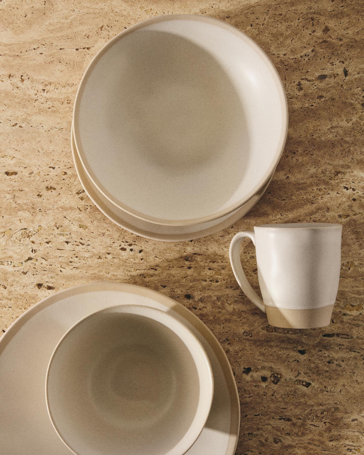Tiefer Teller Azir aus Keramik in Beige in Beige präsentiert im Onlineshop von KAQTU Design AG. Teller ist von Kave Home