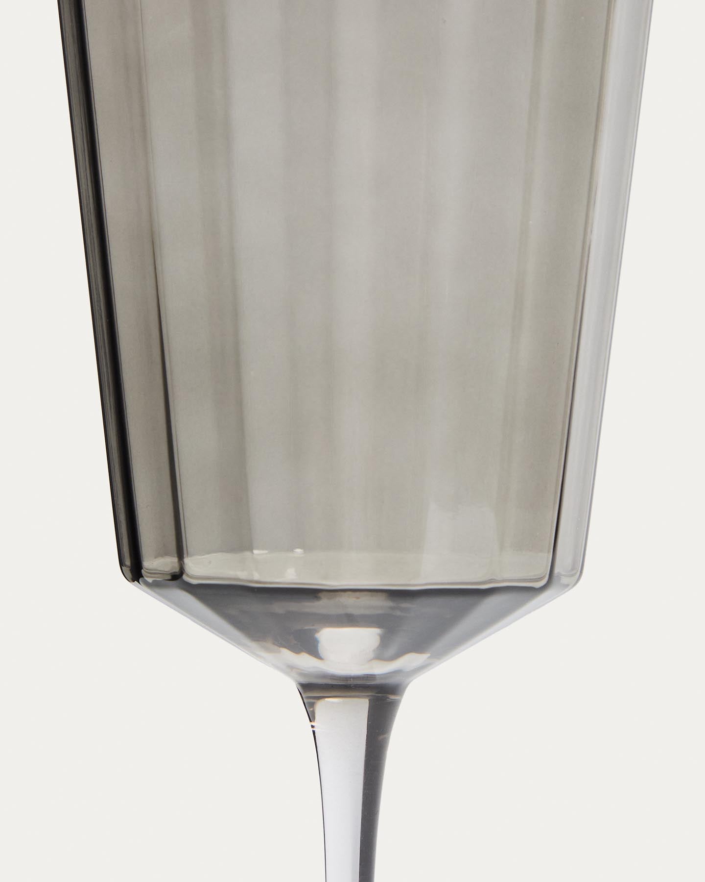 Weinglas Clarien aus grauem Glas, 39,5 cl in Silber präsentiert im Onlineshop von KAQTU Design AG. Universal Weinglas ist von Kave Home