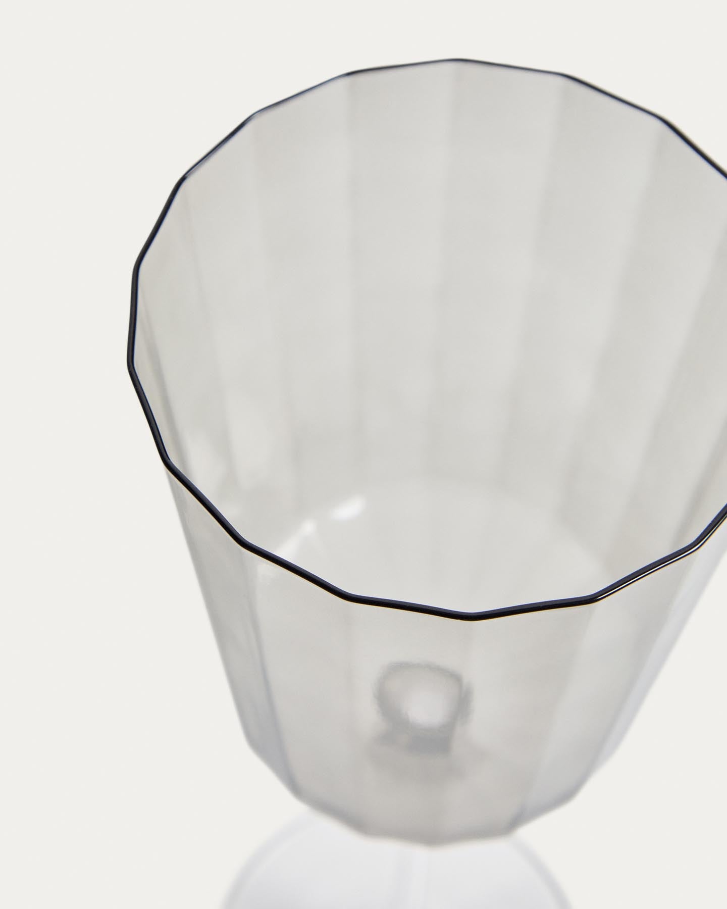 Weinglas Clarien aus grauem Glas, 39,5 cl in Silber präsentiert im Onlineshop von KAQTU Design AG. Universal Weinglas ist von Kave Home