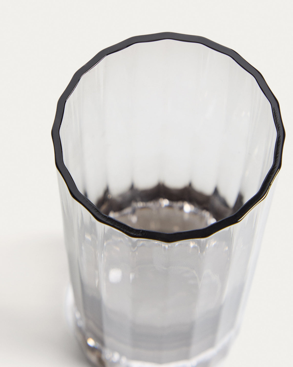 Wasserglas Clarien aus grauem Glas, 30 cl in Silber, Transparent präsentiert im Onlineshop von KAQTU Design AG. Trinkgläser ist von Kave Home