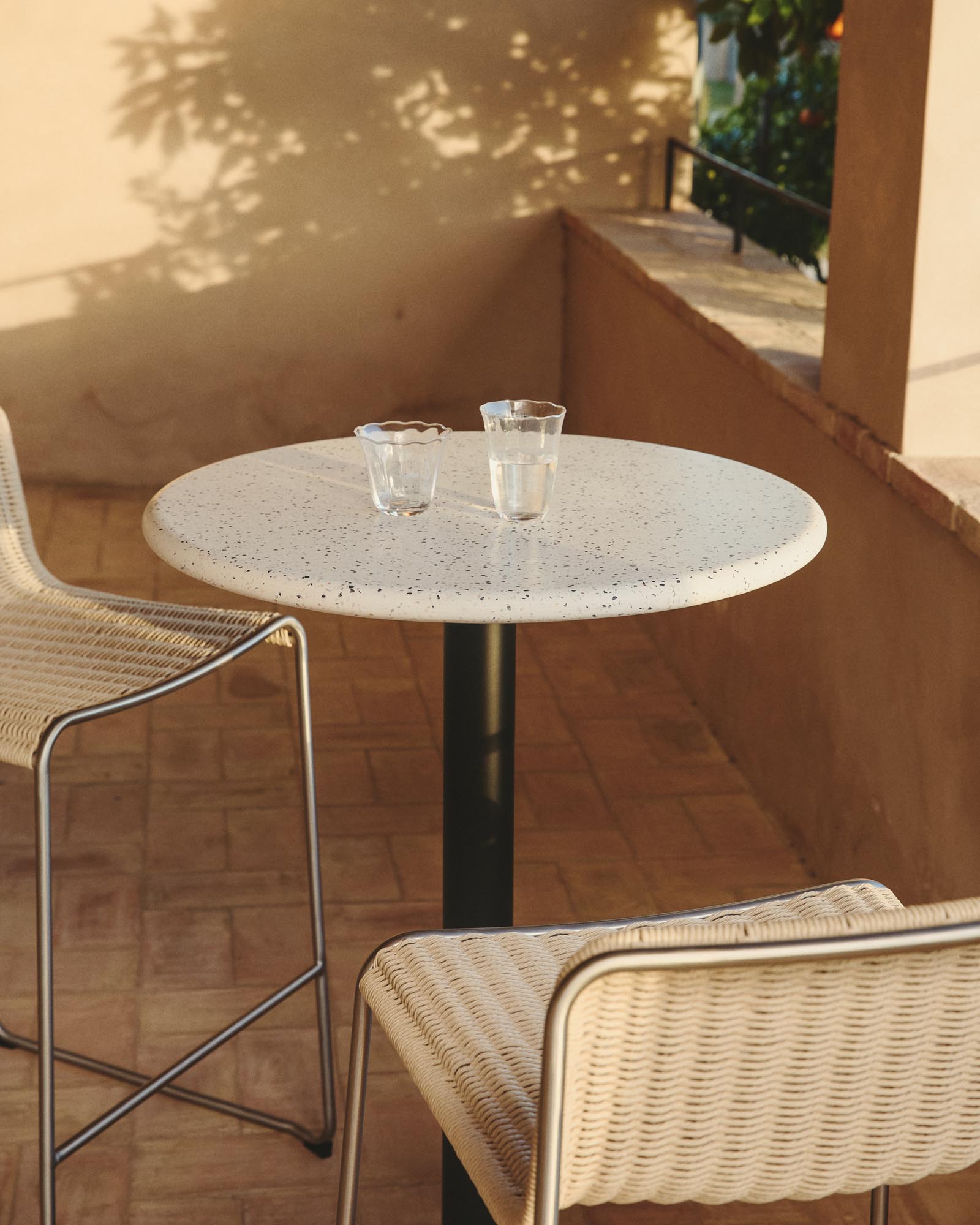 Schlichtes und modernes Wasserglas Neia aus klarem Glas, perfekt für jeden Anlass und ideal für erfrischende Getränke mit 23 cl.