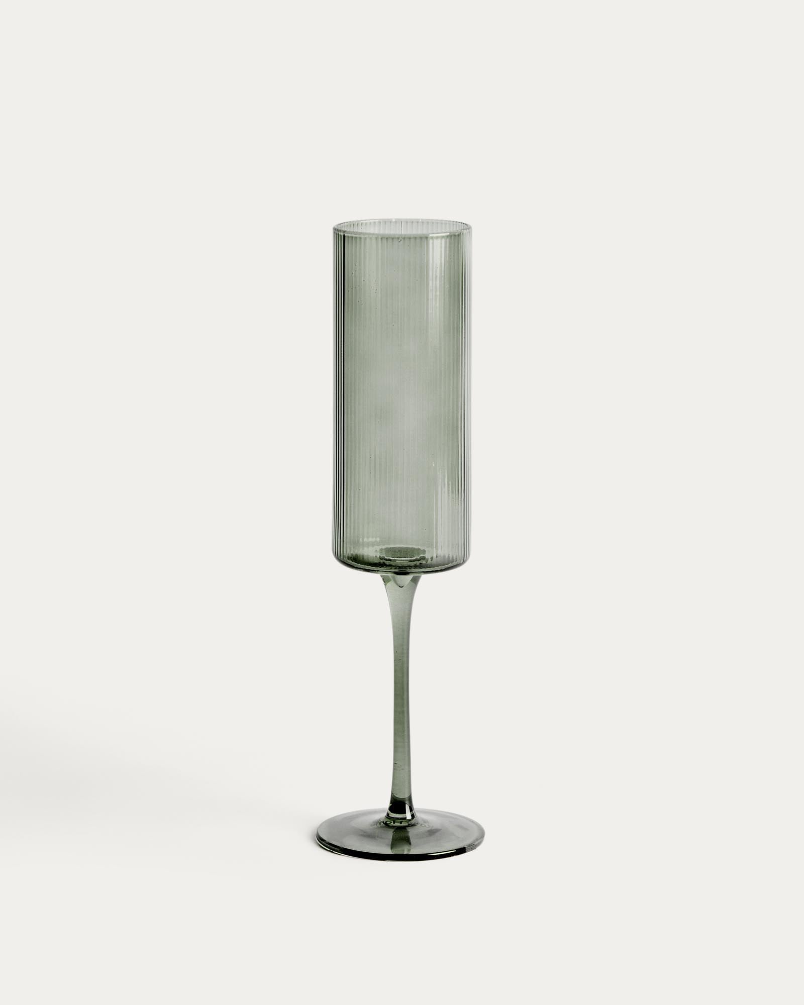 Sektglas Eluria aus grünem Glas, 24,5 cl in Helles Weinrot präsentiert im Onlineshop von KAQTU Design AG. Champagner Flutes ist von Kave Home