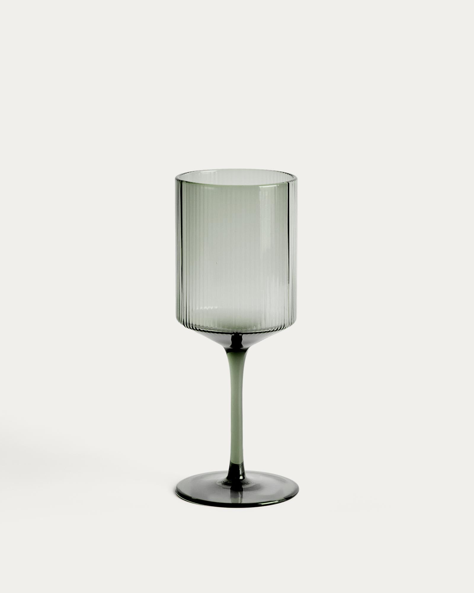 Weinglas Eluria aus grünem Glas, 39,5 cl in Grau präsentiert im Onlineshop von KAQTU Design AG. Universal Weinglas ist von Kave Home