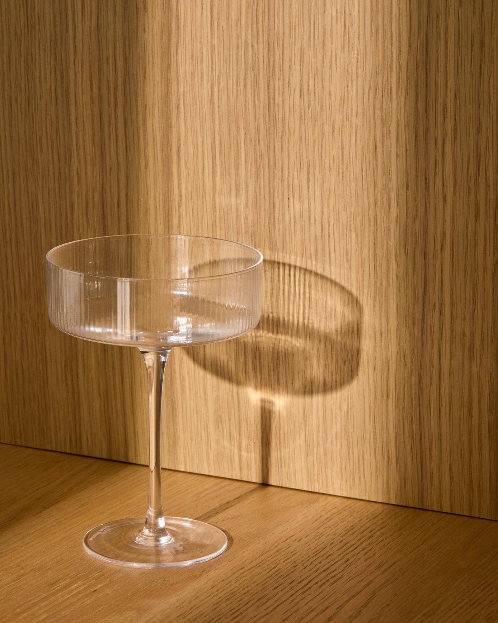Elegantes Cocktailglas Eluria von Kave Home, 31,5 cl, aus klarem Glas, ideal für stilvolle Drinks und besondere Anlässe.