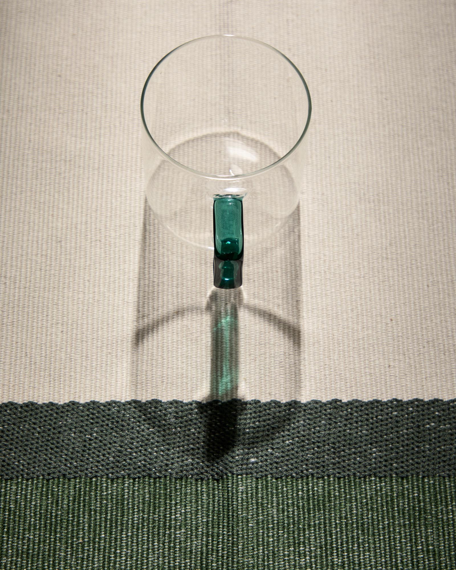 Elegante Glastasse Micla mit grünem Henkel, ideal für stilvolle Getränke. Hochwertiges Design von Kave Home, perfekt für jeden Anlass.