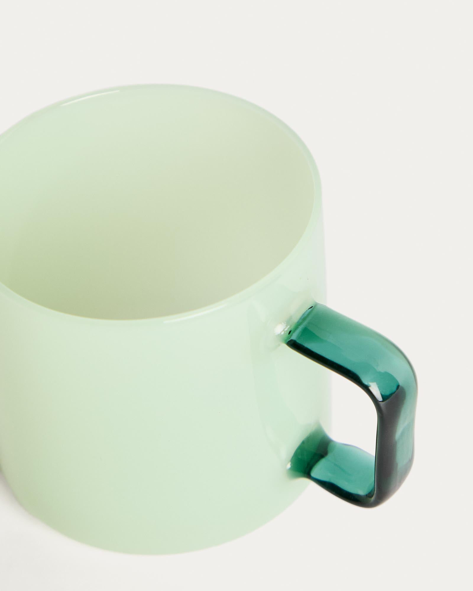 Schlichte und stilvolle Tasse Micla aus transparentem, hellgrünem Glas von Kave Home, perfekt für jeden Kaffeegenuss.