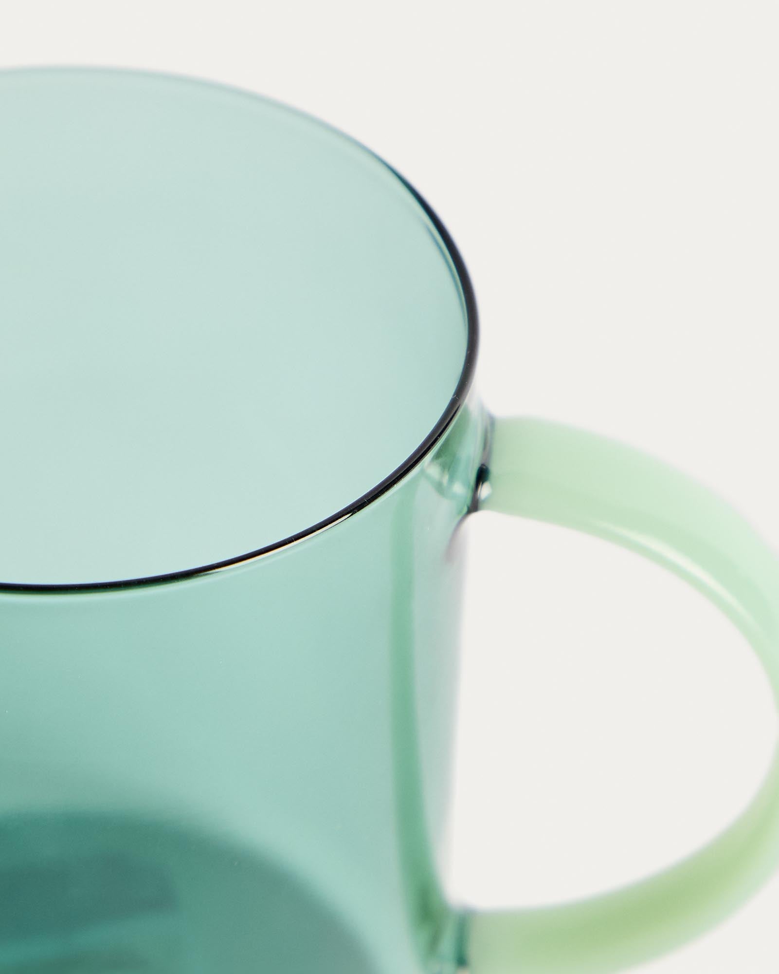 Stilvolle Tasse Micla aus grünem Glas von Kave Home, perfekt für kreative Getränke und ein modernes Ambiente.