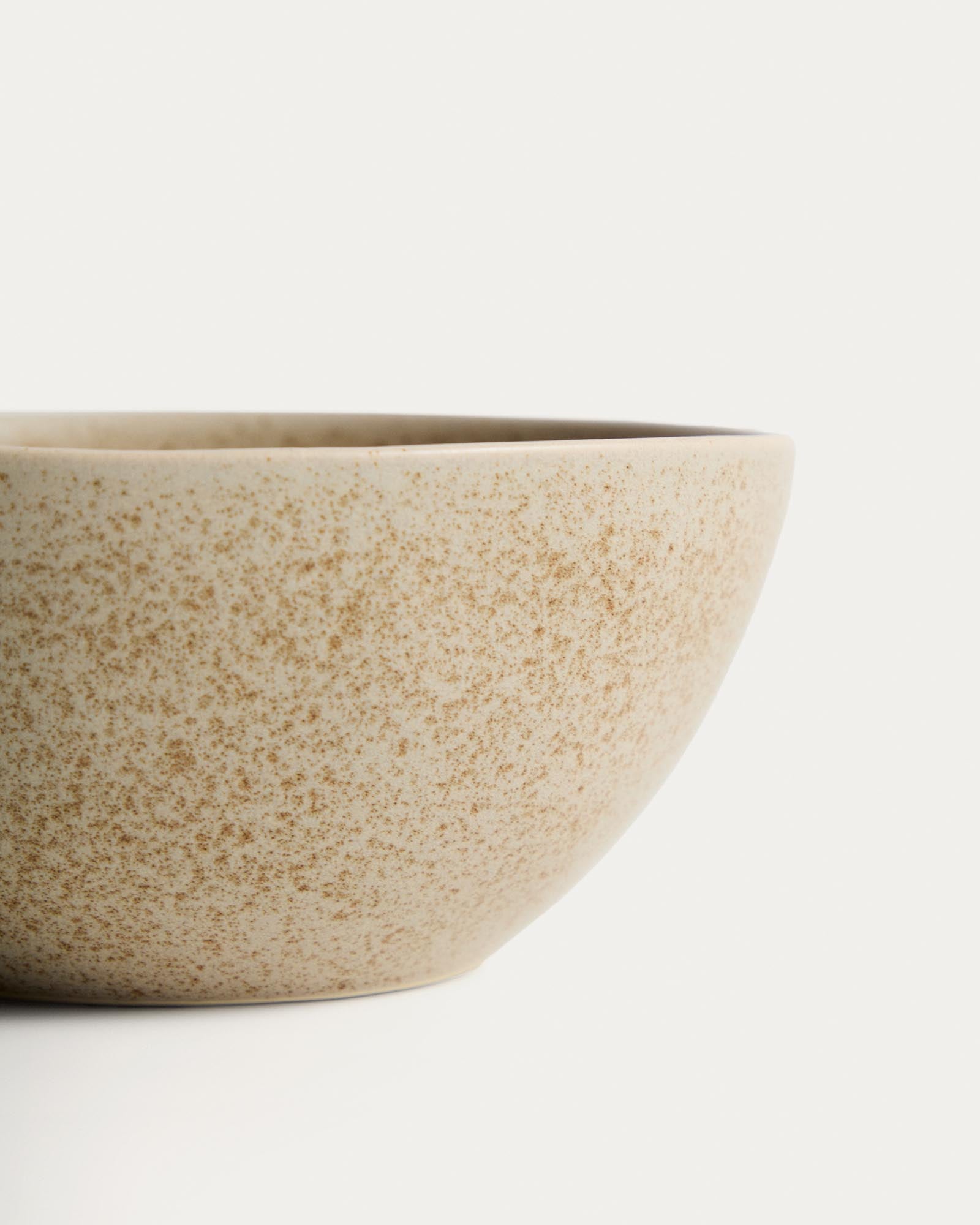 Beige Keramikschale Sarel von Kave Home, perfekt für dekorative Akzente und praktische Nutzung im Alltag.