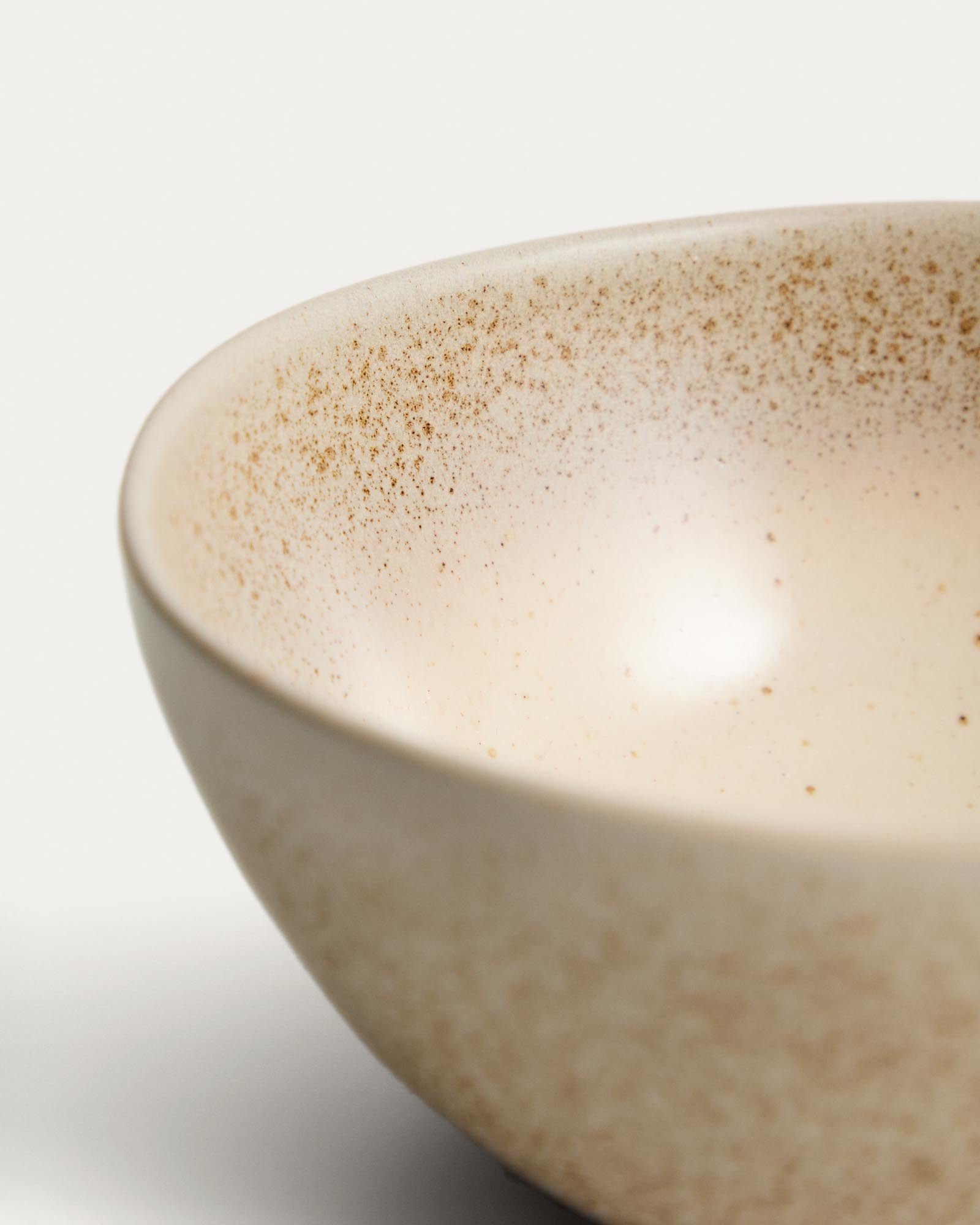 Elegante beige Keramikschale Sarel von Kave Home, ideal für stilvolle Tischdekoration und vielseitige Verwendung im Haushalt.