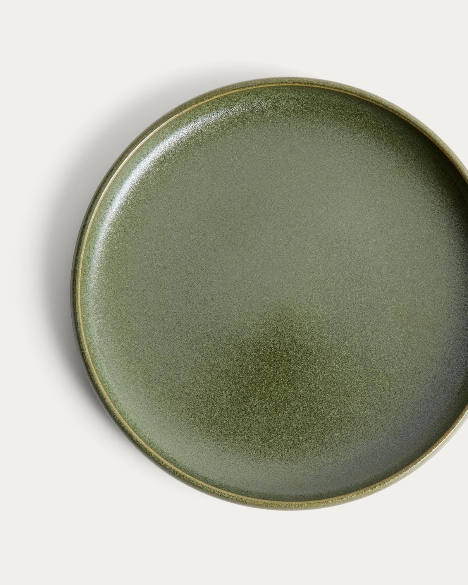 Eleganter grüner Dessertteller Uilo aus Keramik von Kave Home, ideal für stilvolle Anlässe und süße Köstlichkeiten.