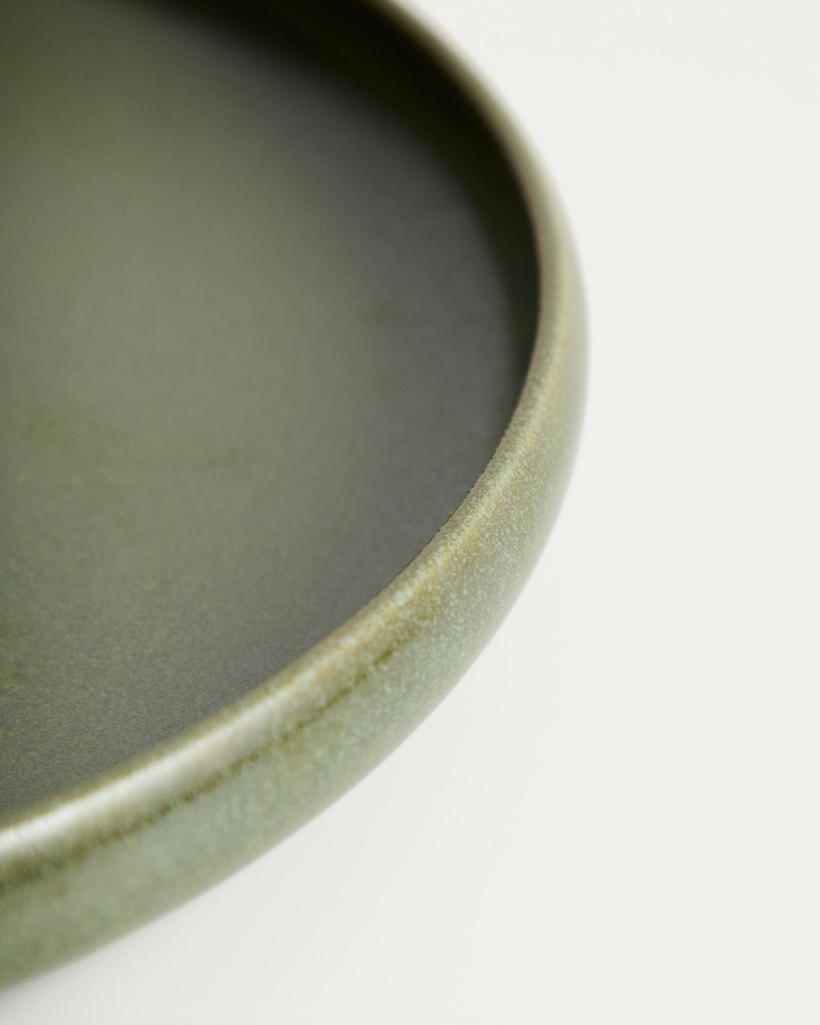 Eleganter Keramik-Dessertteller Uilo in zartem Grün von Kave Home, ideal für süße Leckereien und festliche Tischdekoration.