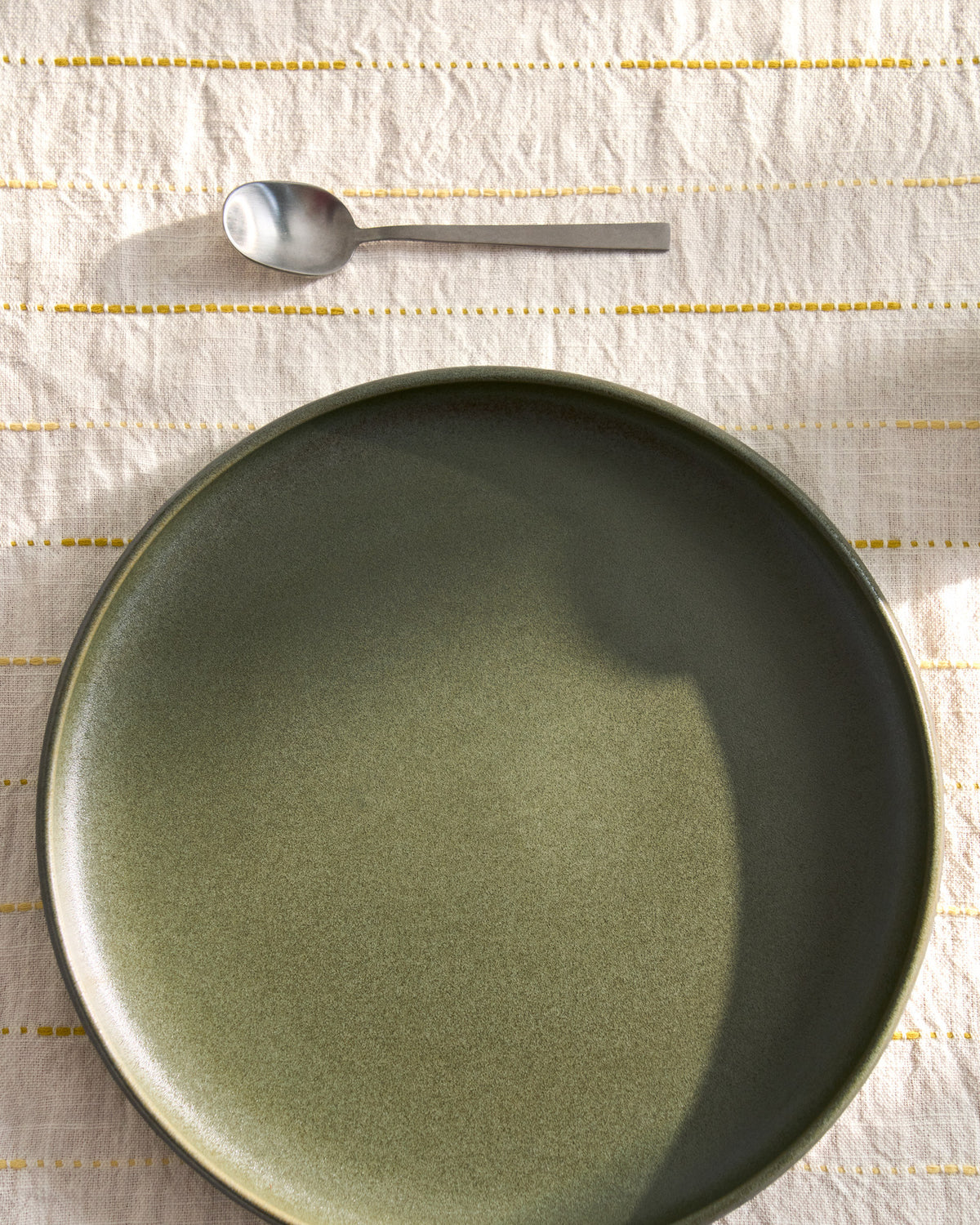 Dessertteller Uilo aus Keramik in Grün in Grün präsentiert im Onlineshop von KAQTU Design AG. Dessertteller ist von Kave Home