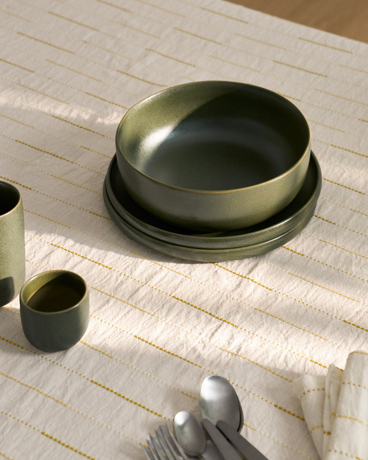 Kleine Schale Uilo aus Keramik in Grün in Grün präsentiert im Onlineshop von KAQTU Design AG. Schale ist von Kave Home