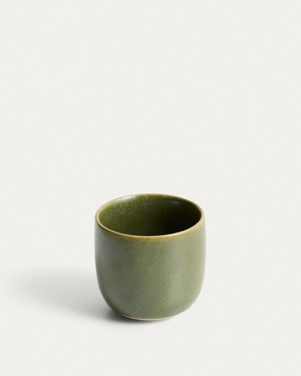 Tasse Uilo aus Keramik in Grün in Grün präsentiert im Onlineshop von KAQTU Design AG. Tasse ist von Kave Home