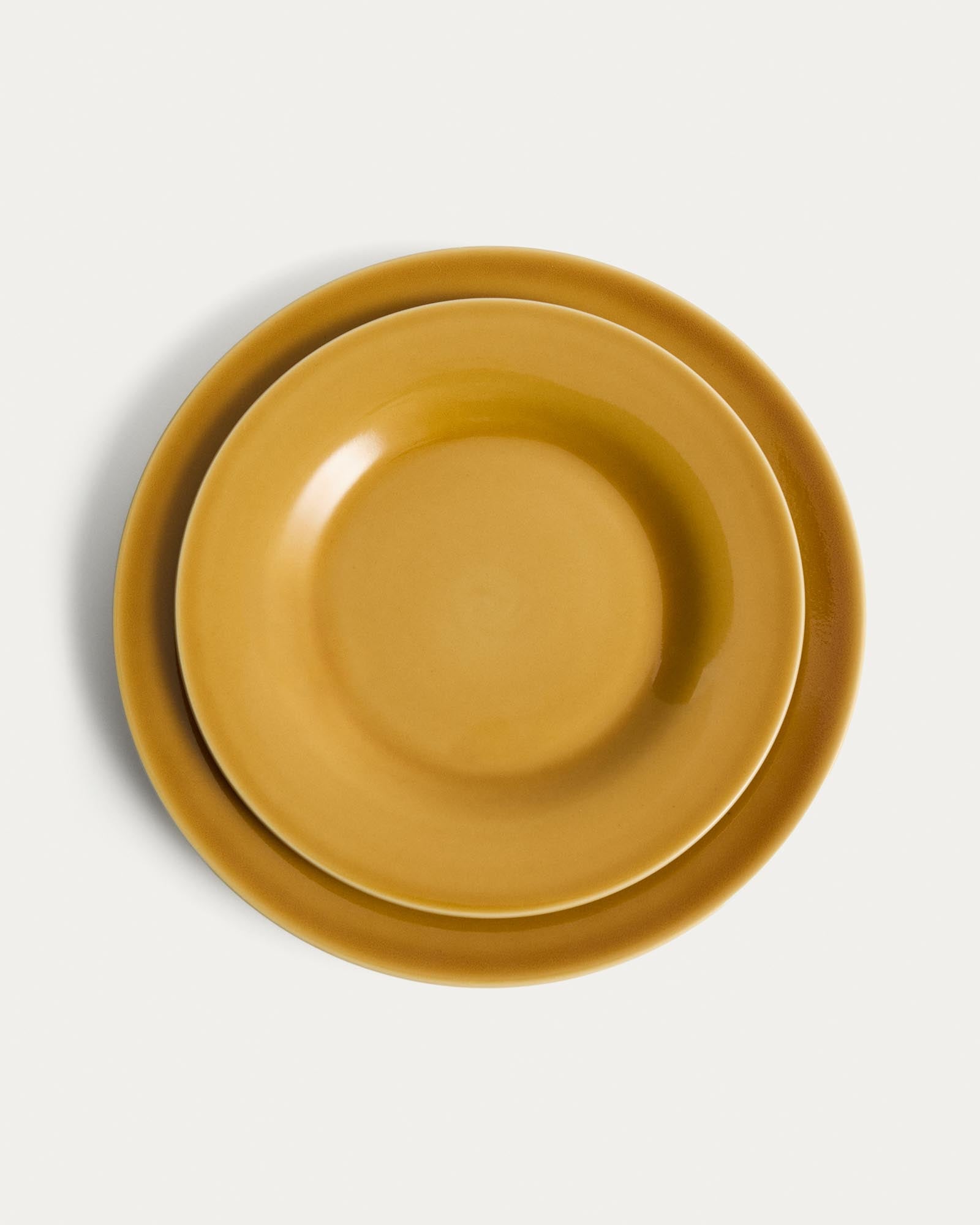 Eleganter, gelber Keramikteller Selune von Kave Home, ideal für stilvolle Tischdekoration und ansprechende Servierideen.