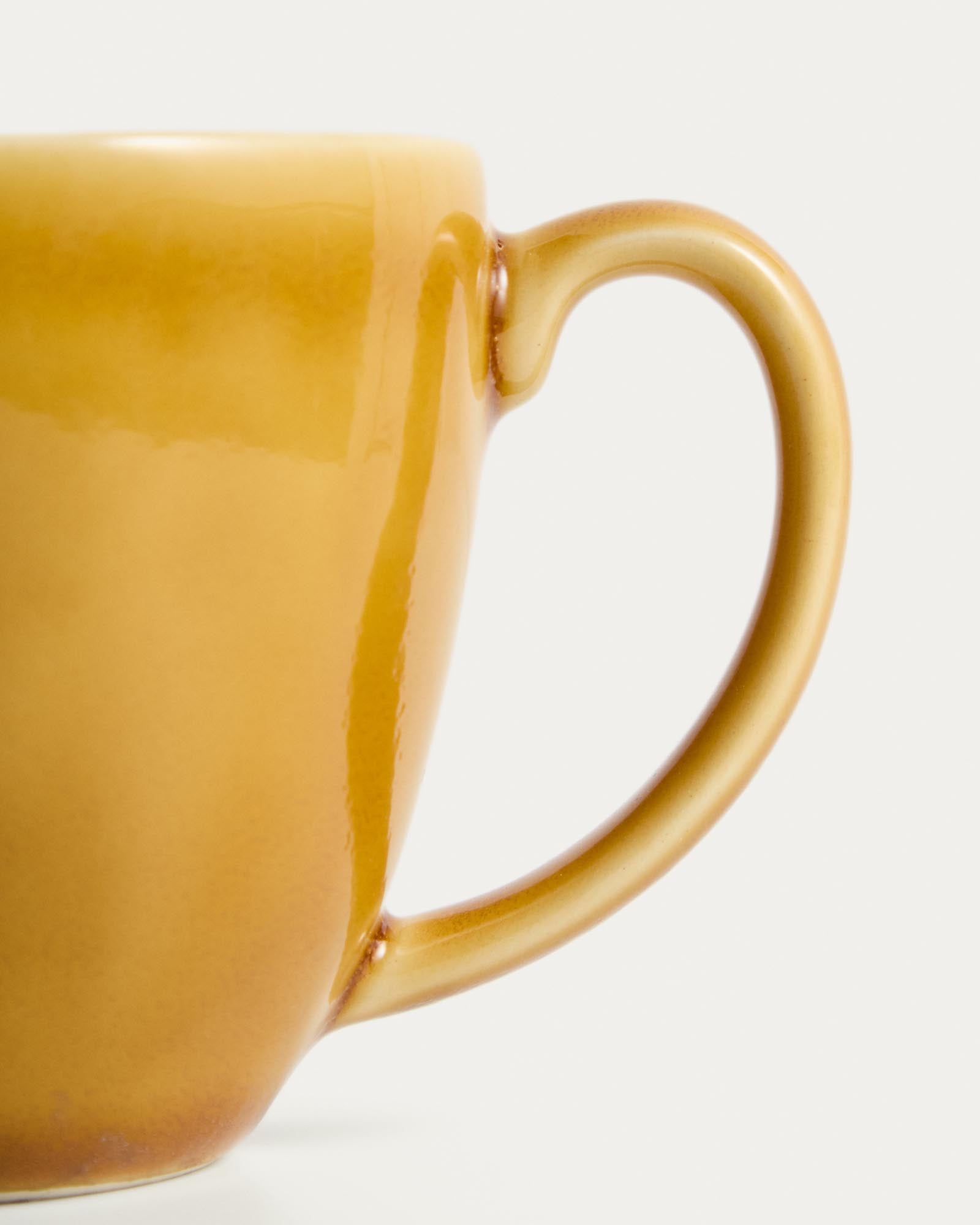 Helle, gelbe Keramiktasse Selune von Kave Home, ideal für Kaffee oder Tee, mit elegantem Design und hochwertiger Verarbeitung.