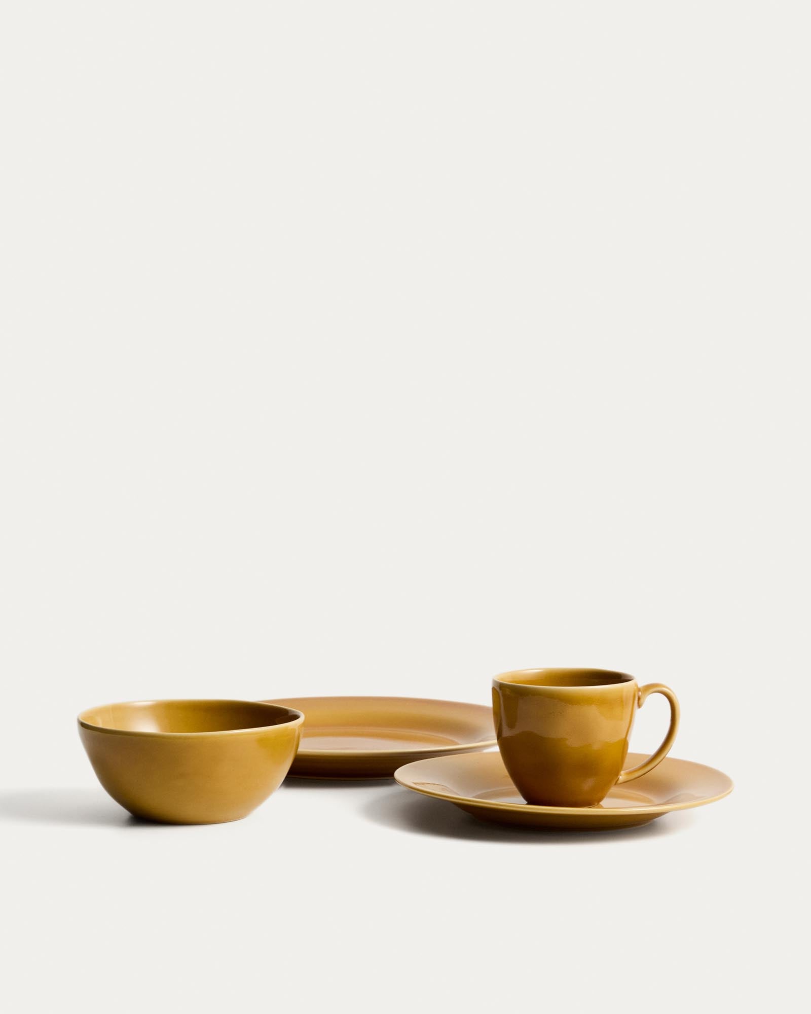 Fröhliche gelbe Keramiktasse Selune von Kave Home, perfekt für heiße Getränke und ein stilvolles Accessoire für jeden Tisch.