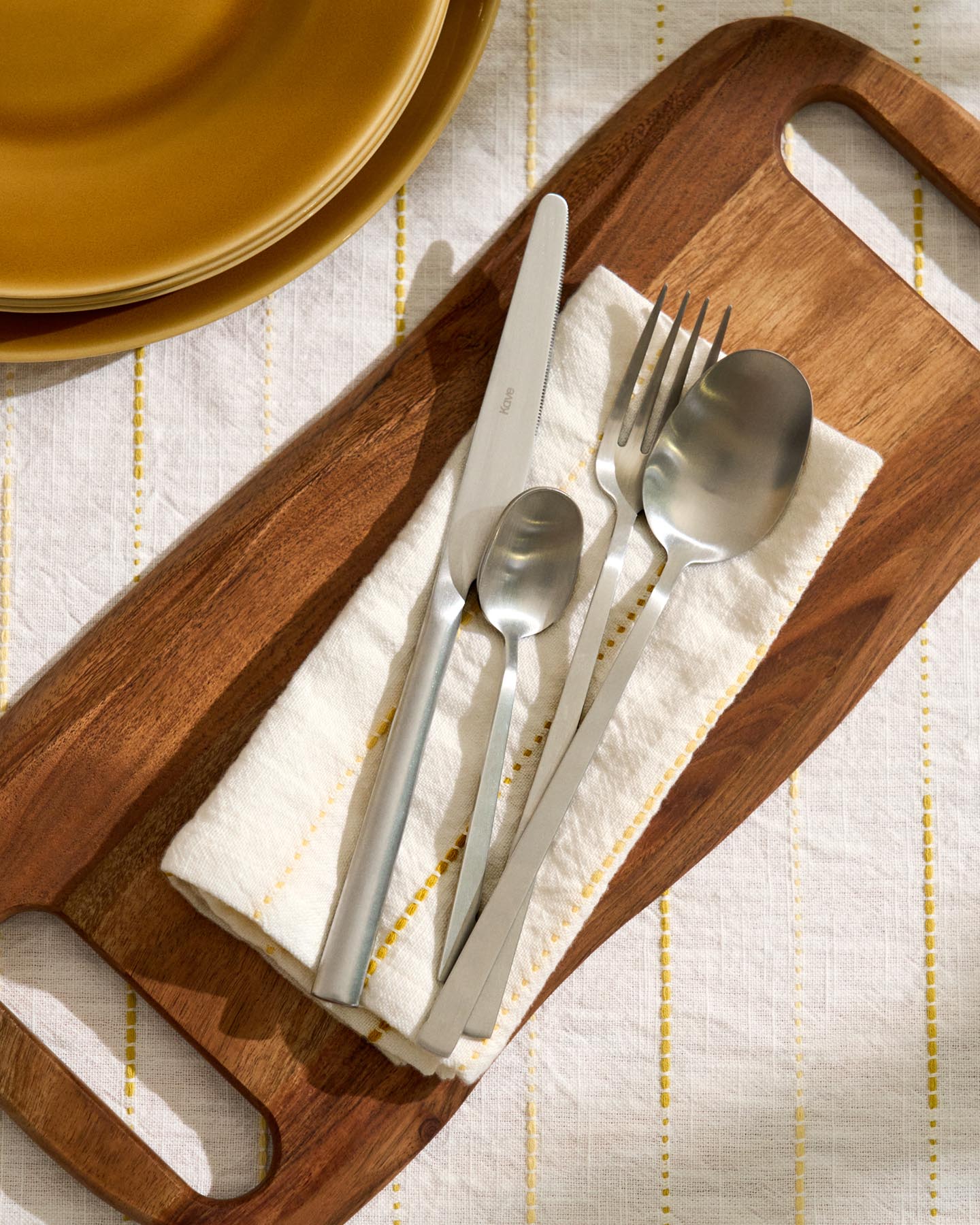 16-teiliges Edelstahl-Besteckset Dilora mit mattem Finish in Silber präsentiert im Onlineshop von KAQTU Design AG. Besteckset ist von Kave Home