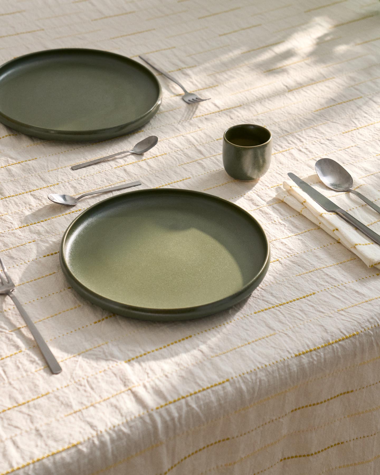 16-teiliges Edelstahl-Besteckset Dilora mit mattem Finish in Silber präsentiert im Onlineshop von KAQTU Design AG. Besteckset ist von Kave Home