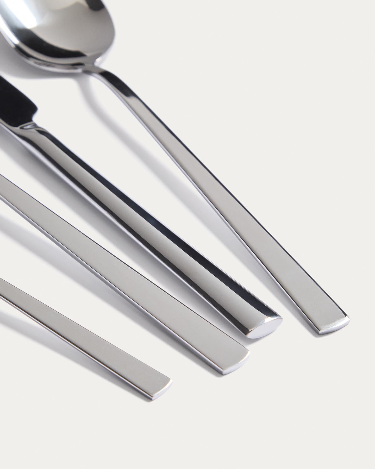 16-teiliges Edelstahl-Besteckset Dilora mit glänzendem Finish in Silber präsentiert im Onlineshop von KAQTU Design AG. Besteckset ist von Kave Home