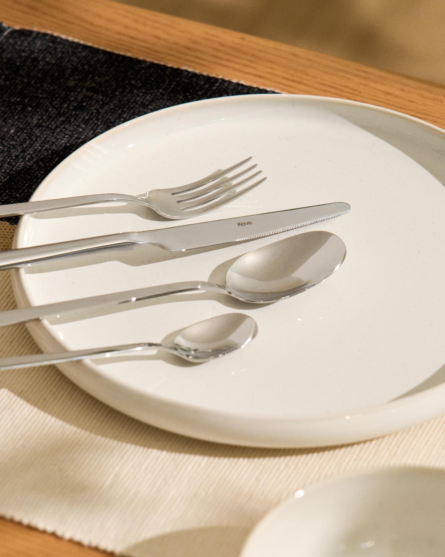 16-teiliges Edelstahl-Besteckset Dilora mit glänzendem Finish in Silber präsentiert im Onlineshop von KAQTU Design AG. Besteckset ist von Kave Home