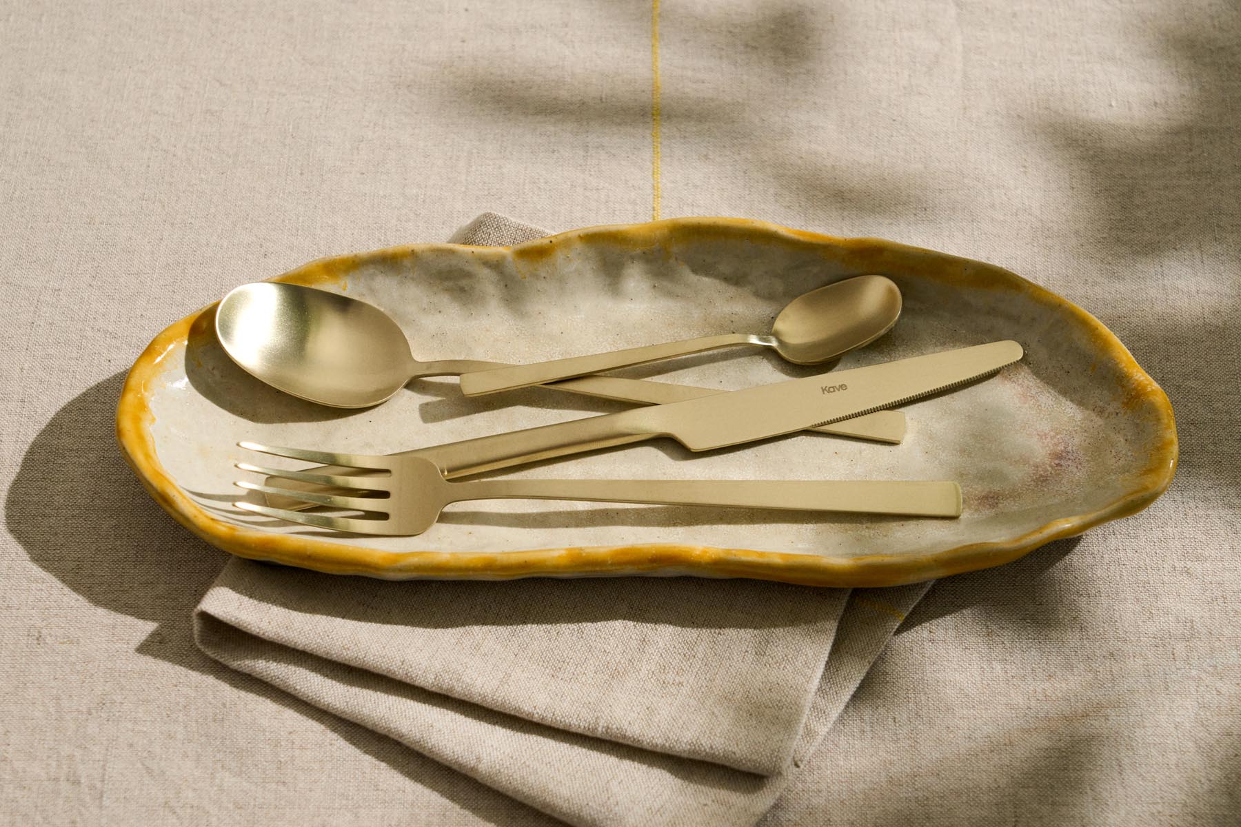 16-teiliges Edelstahl-Besteckset Dilora mit mattgoldenem Finish in Gold präsentiert im Onlineshop von KAQTU Design AG. Besteckset ist von Kave Home
