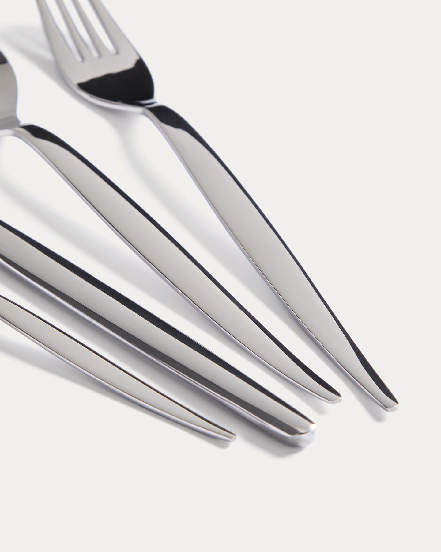 16-teiliges Edelstahl-Besteckset Selua mit glänzendem Finish in Silber präsentiert im Onlineshop von KAQTU Design AG. Besteckset ist von Kave Home