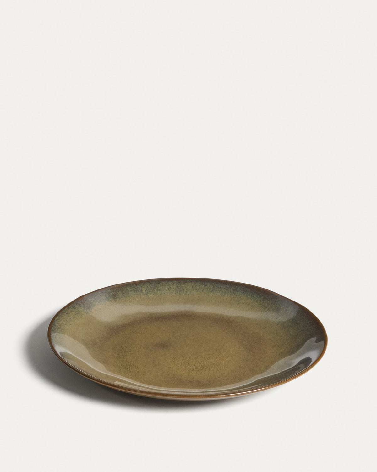 Flacher runder Teller aus glänzender Keramik in dunkelgrün mit leichten Farbvariationen, Durchmesser 32 cm, von Kave Home.