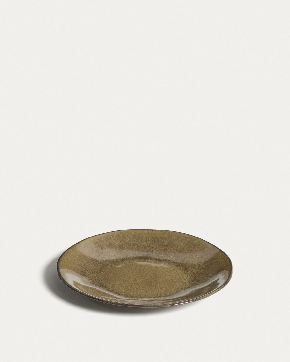 Runder Dessertteller aus glänzender Keramik in moosgrün/dunkelgrün, Durchmesser 27 cm, Höhe 9.5 cm, mit reaktiver Glasur und leichten Farbvariationen.