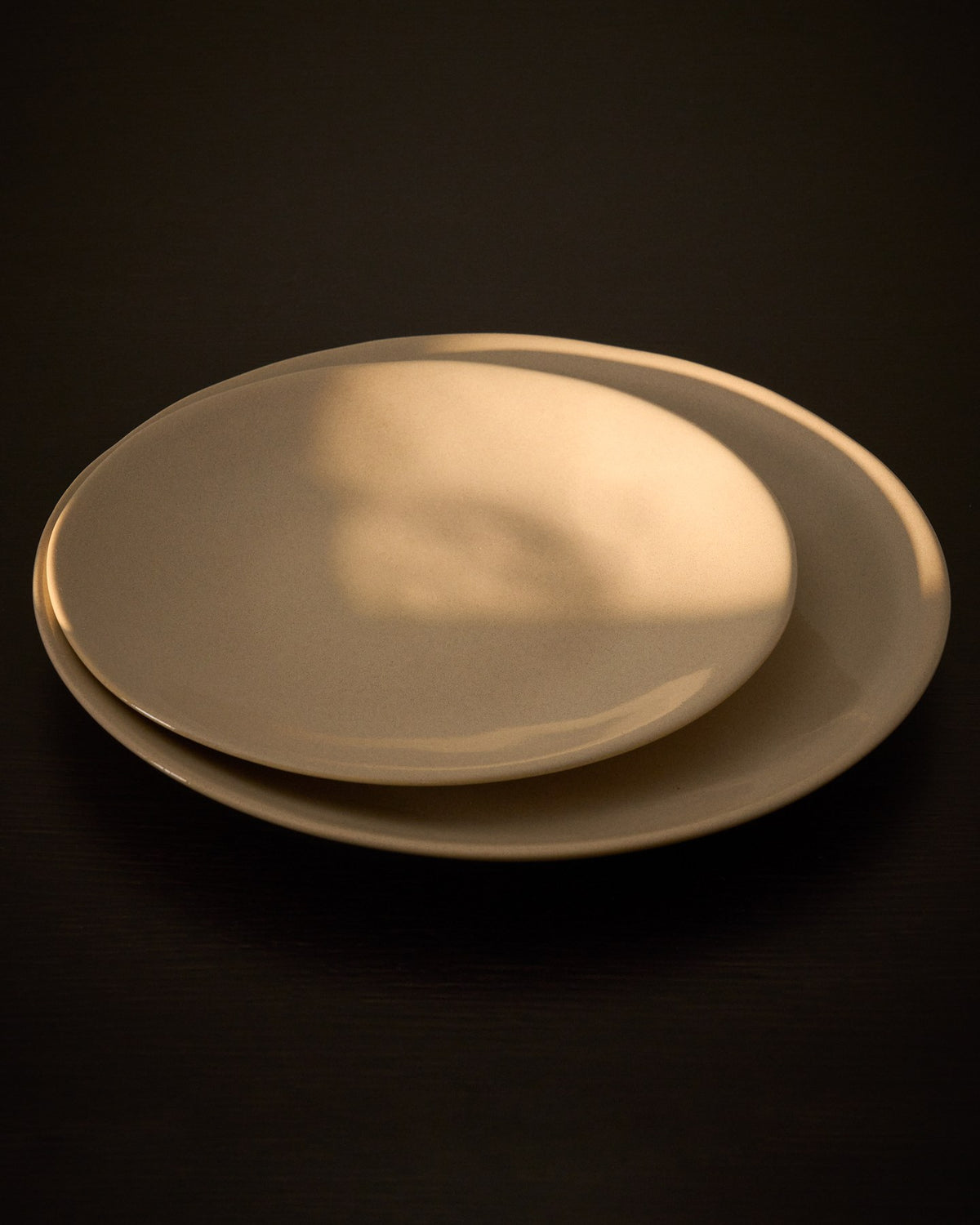 Runder Dessertteller aus Keramik in elfenbeinfarbenem Beige mit glänzender Oberfläche, Durchmesser 27 cm, Höhe 9.5 cm, hergestellt in Portugal.