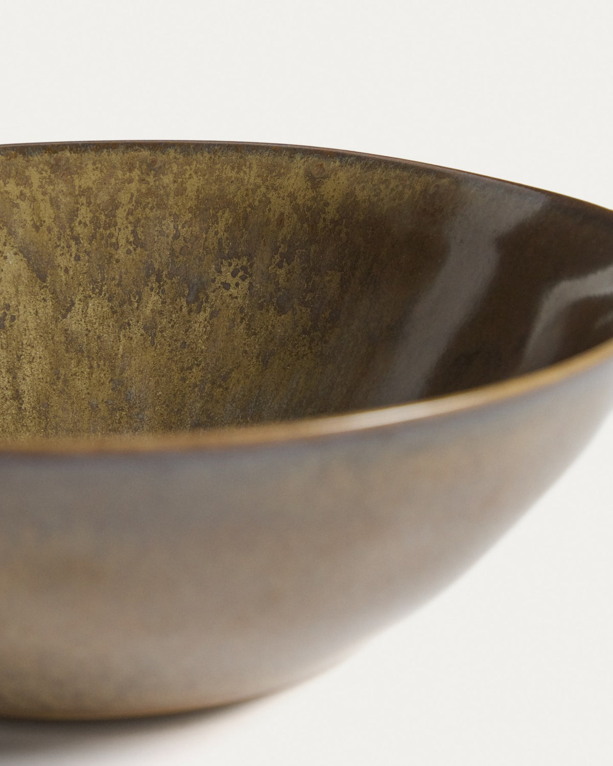 Rundes Keramikgefäss in moosgrün mit glänzender Oberfläche, Schale Aderno von Kave Home, Durchmesser 21 cm, Höhe 16 cm.