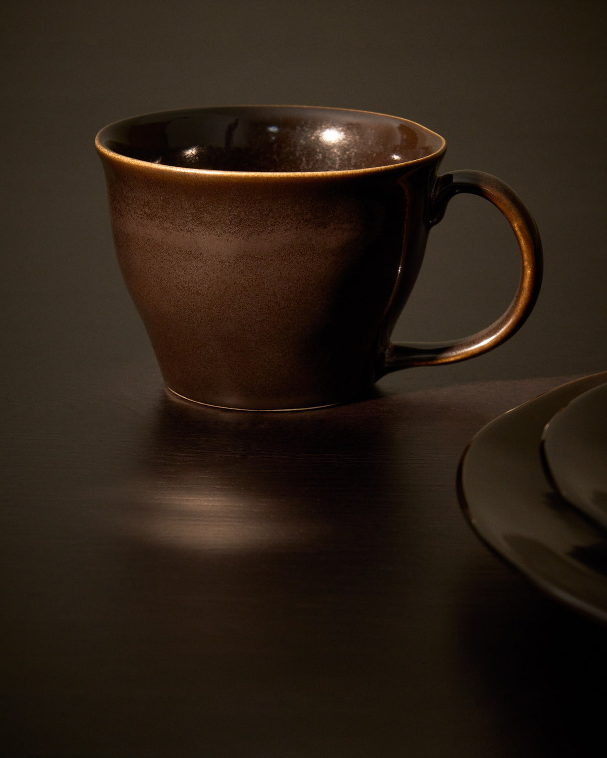 Dunkelbraune Keramiktasse mit glänzender Oberfläche, rundem Korpus, Durchmesser 21 cm und Höhe 16 cm, aus der Kategorie Schale.
