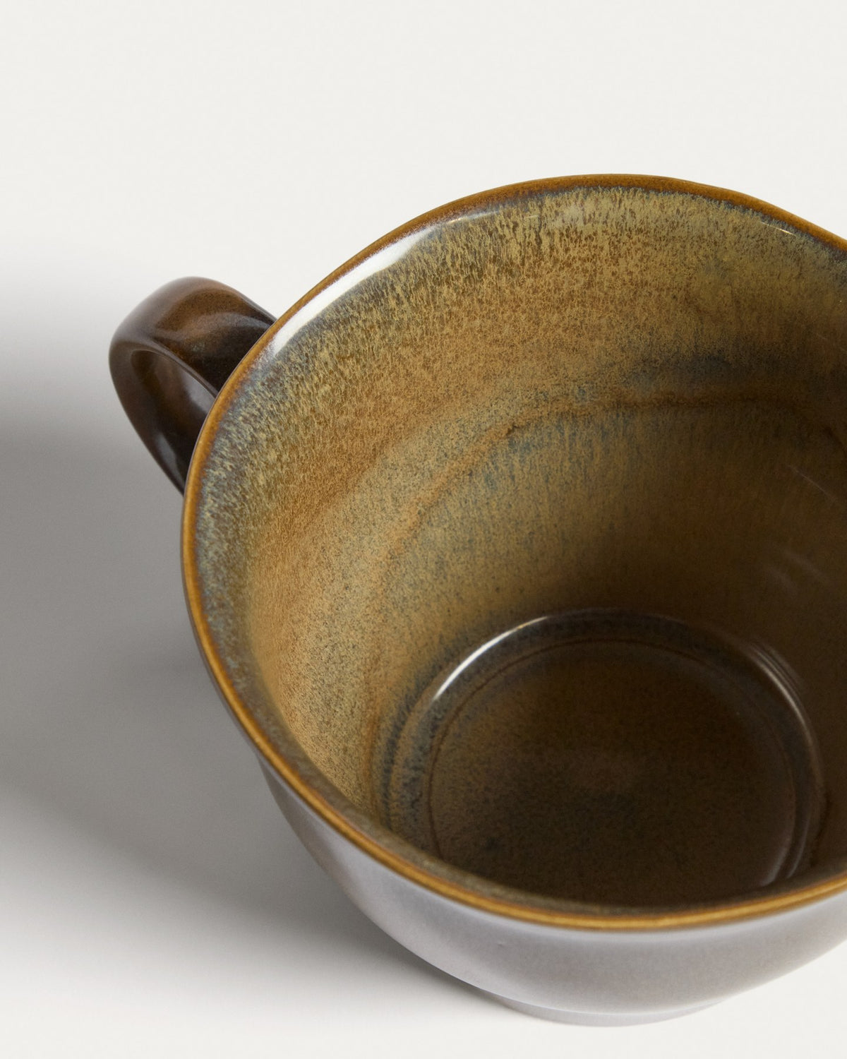 Moosgrüne Keramik-Tasse Aderno von Kave Home, glänzende Oberfläche, Masse 29x18x14 cm, Gewicht 0.28 kg.
