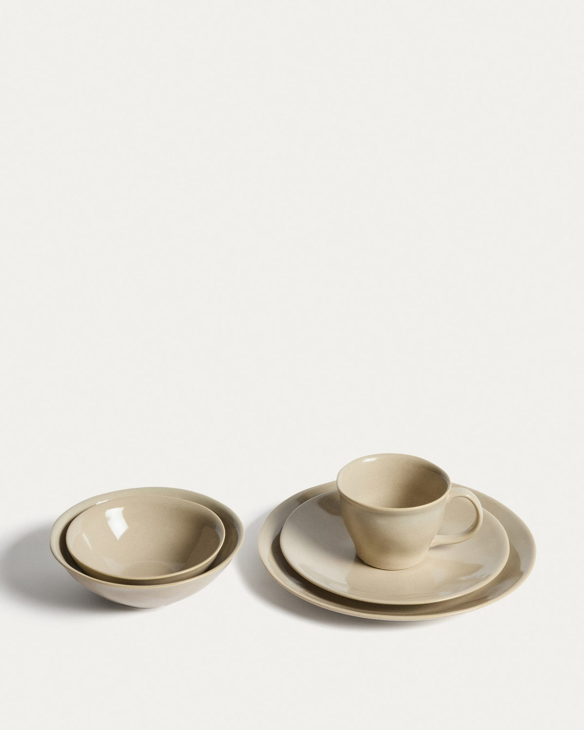 Elfenbeinfarbene Tasse aus Keramik mit glänzender Oberfläche, schlichter Form, Teil der Aderno-Kollektion von Kave Home.