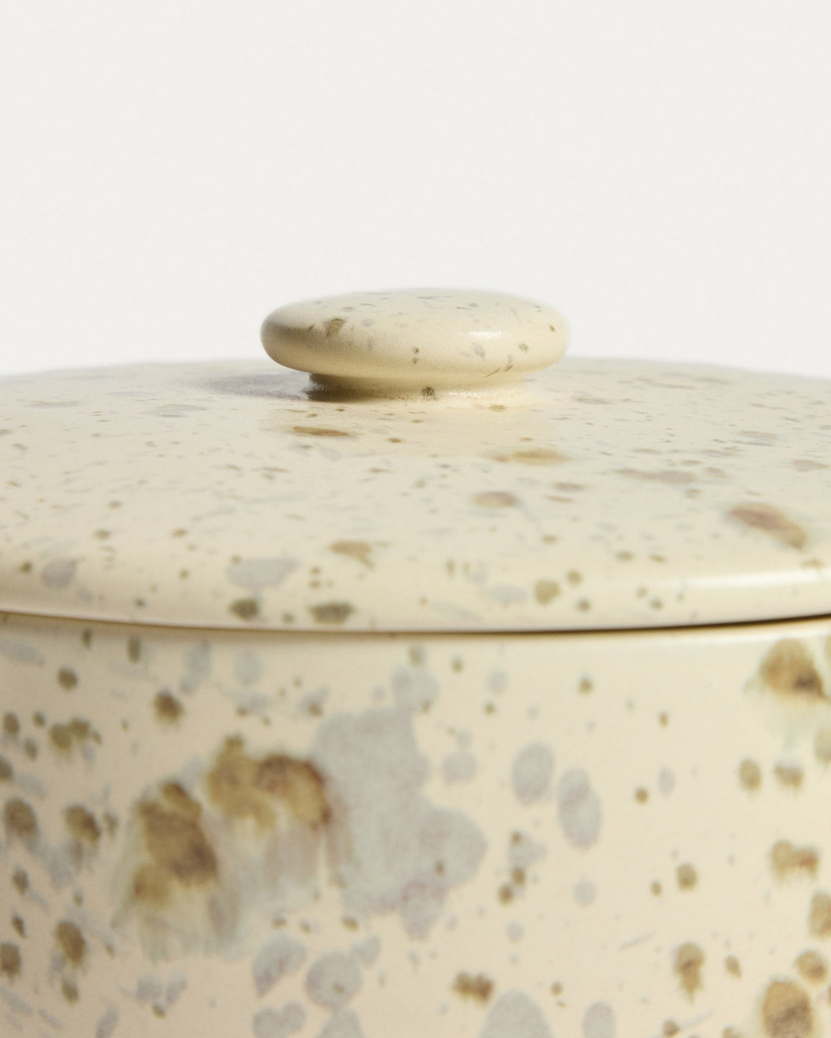 Auflaufform Convia von Kave Home mit Deckel aus Keramik in Weiss mit braunem gesprenkeltem Aufdruck, rechteckige Form, 46 cl Inhalt.