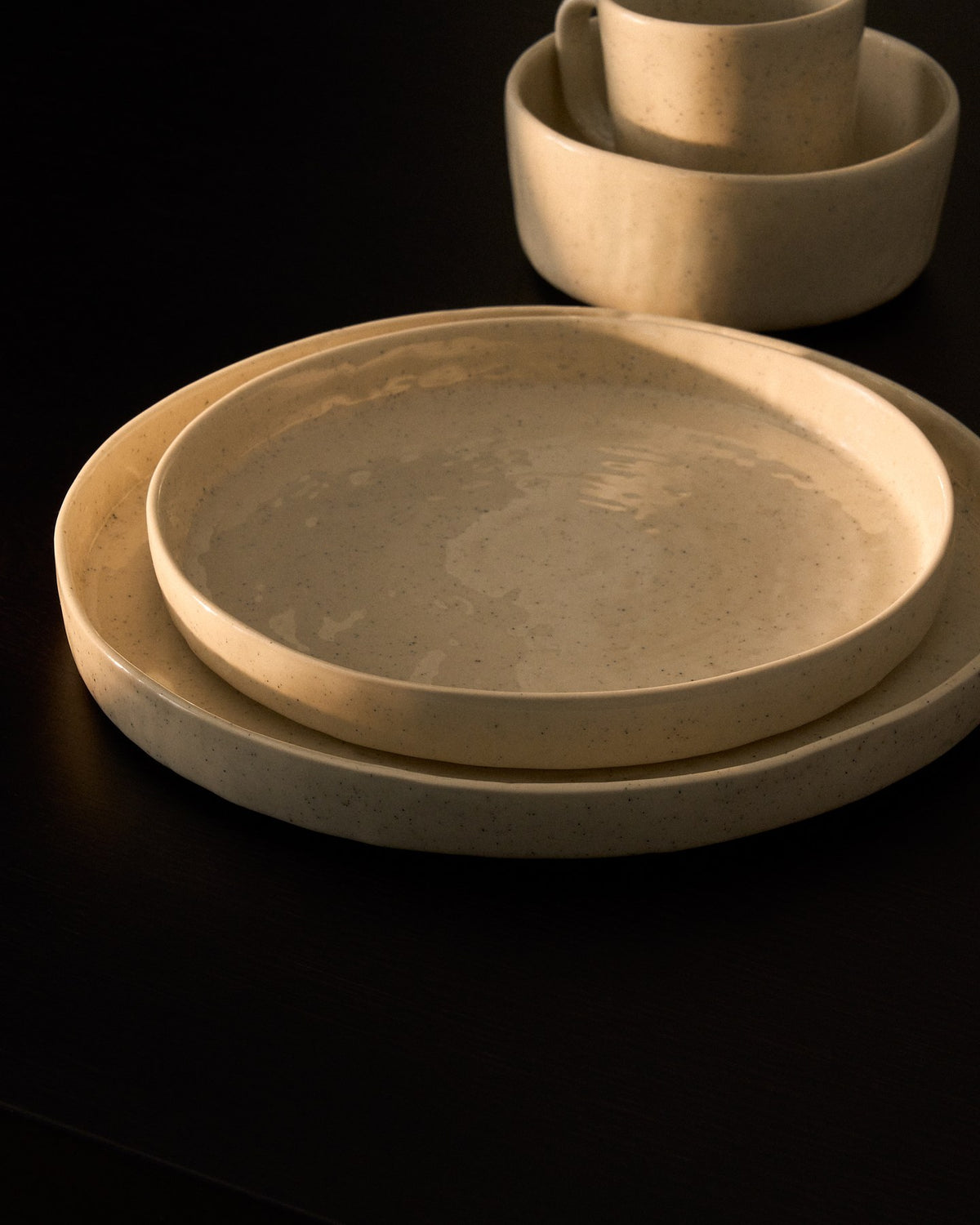 Runder Dessertteller aus Keramik in Écru, weiss-beige, mit schlichter Form und leichten Farbvariationen durch reaktive Glasur.