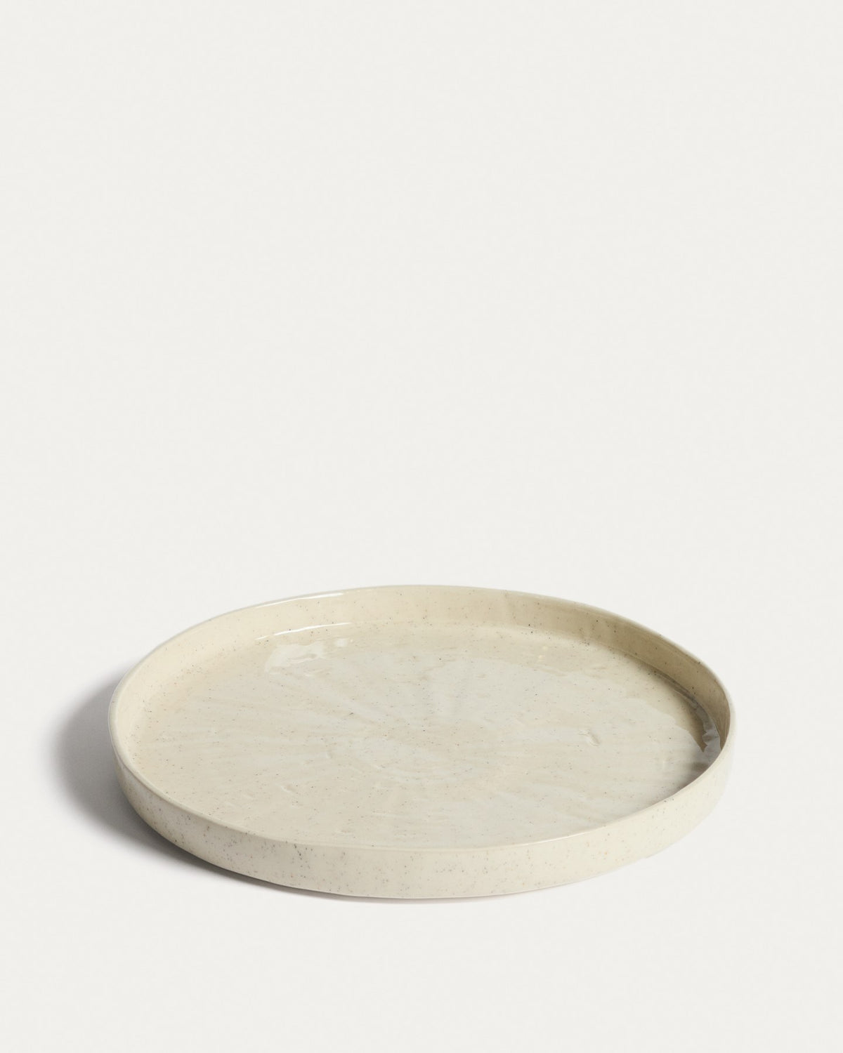 Flacher Teller aus Keramik in den Farben Weiss und Beige (Écru), runde Form mit reaktiver Glasur, Durchmesser 27.5 cm.