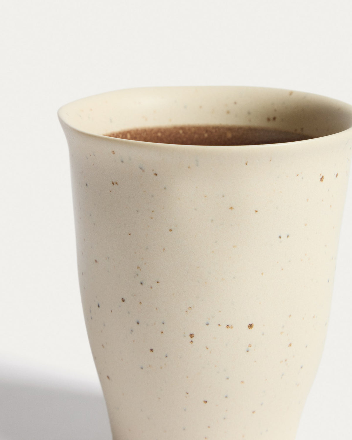 Keramiktasse Nale in Beige mit braunem Boden, glänzende Oberfläche, schlichte runde Form, Durchmesser 9 cm, Höhe 11 cm.