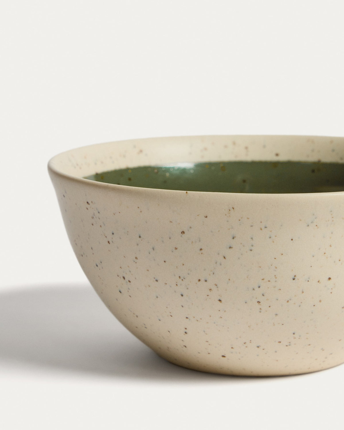 Keramikschale Nale von Kave Home in Beige mit glänzendem grünem Boden, schlichte runde Form, Durchmesser 17 cm, Höhe 7.5 cm
