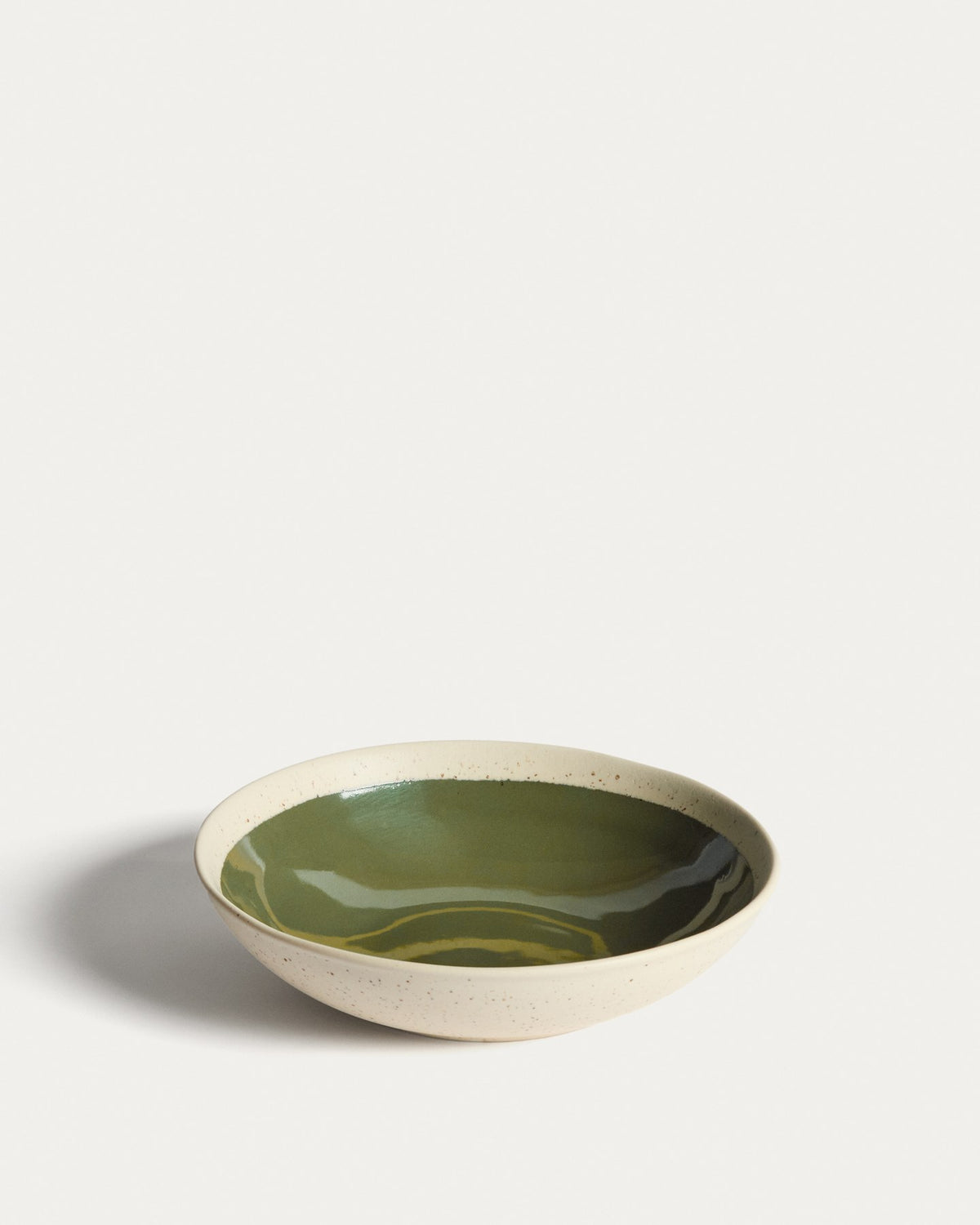 Tiefer Teller aus Keramik in Beige mit grünem Boden, glänzende Oberfläche, runde Form, Kollektion Nale von Kave Home.